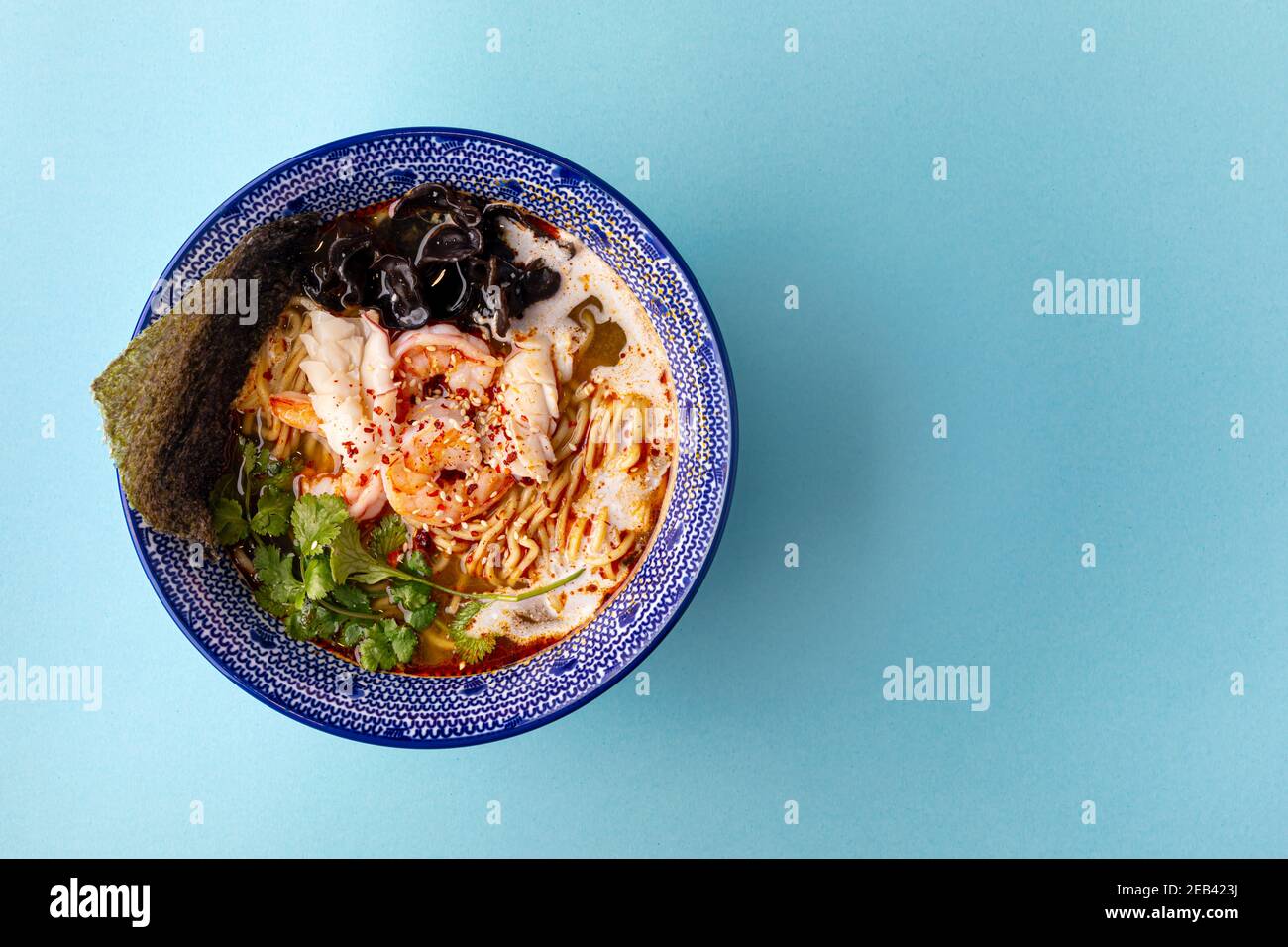 Soupe asiatique de nouilles ebi ramen aux crevettes Banque D'Images