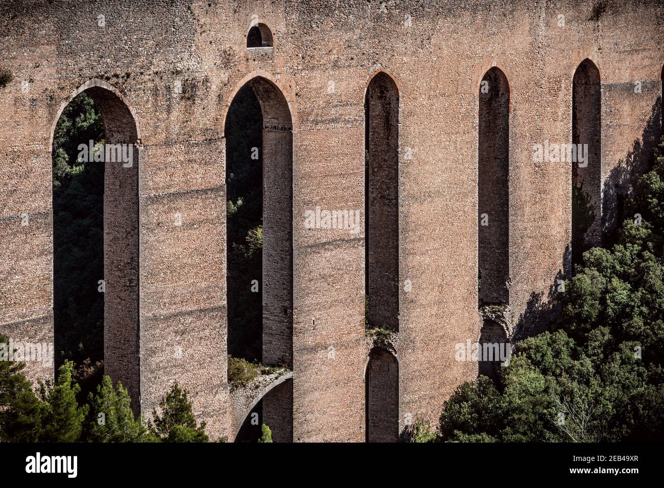 Belles arches anciennes du Ponte delle Torri à Spoleto Italie Banque D'Images