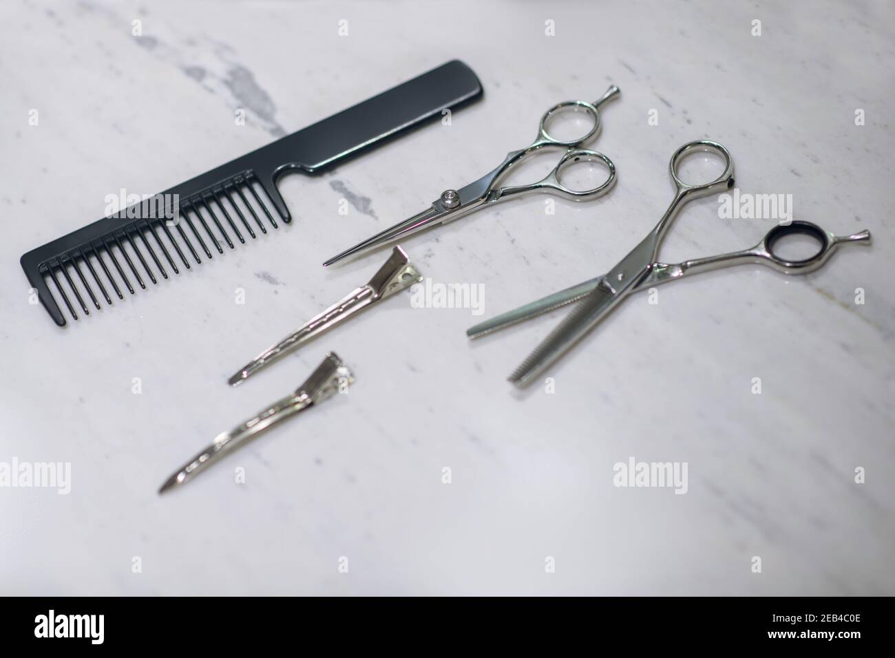 Gros plan des outils de coiffure sur la table Banque D'Images