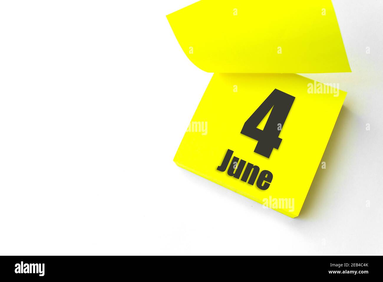 4 juin. Jour 4 du mois, date du calendrier. Gros plan papier vierge autocollant de rappel jaune sur fond blanc. Concept mois d'été, jour de l'année Banque D'Images