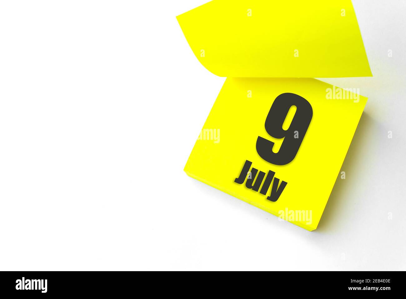 9 juillet. Jour 9 du mois, date du calendrier. Gros plan papier vierge autocollant de rappel jaune sur fond blanc. Concept mois d'été, jour de l'année Banque D'Images
