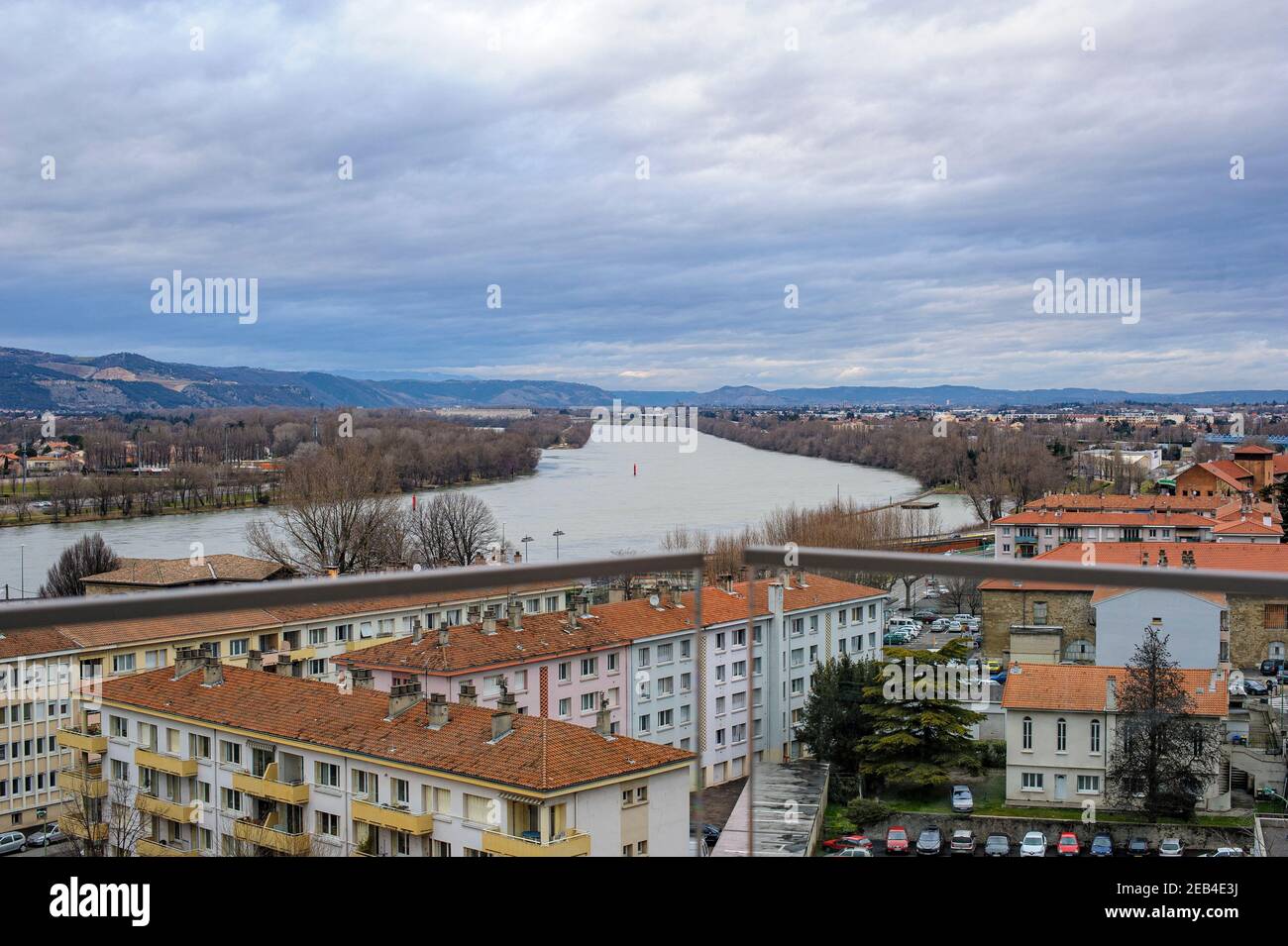 Centre ville de Valence, France. - le Rhône dans sa traversée de Valence en France. Banque D'Images