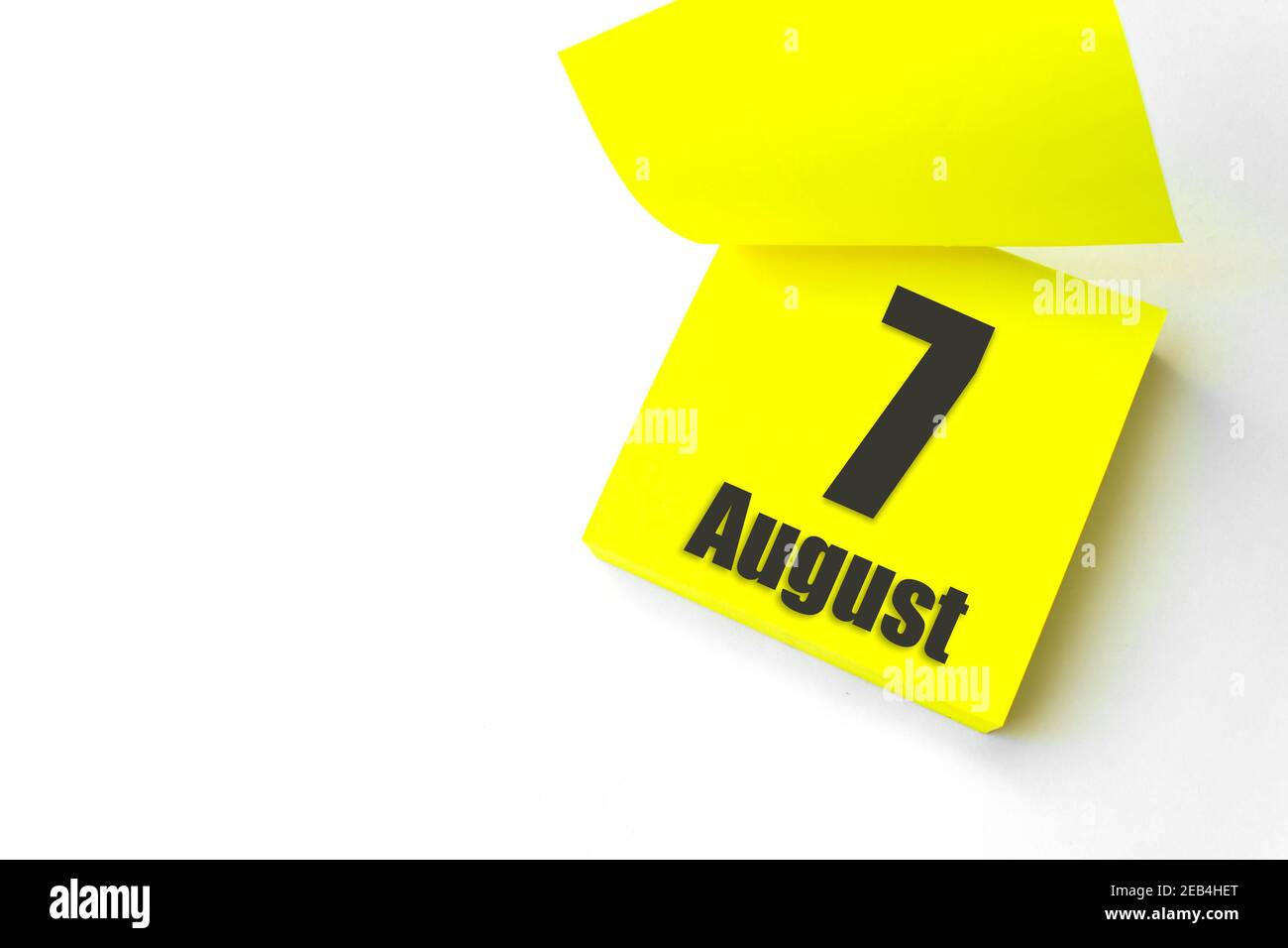 7 août. Jour 7 du mois, date du calendrier. Gros plan papier vierge autocollant de rappel jaune sur fond blanc. Concept mois d'été, jour de l'année Banque D'Images