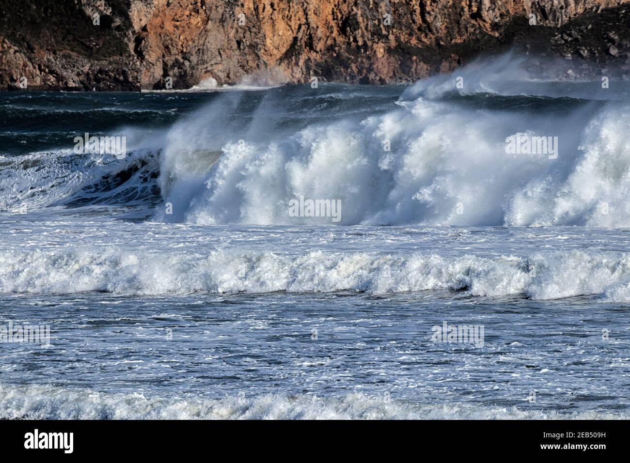 grandes vagues dans la côte de laredo en cantabrie dans le nord de l'espagne Banque D'Images