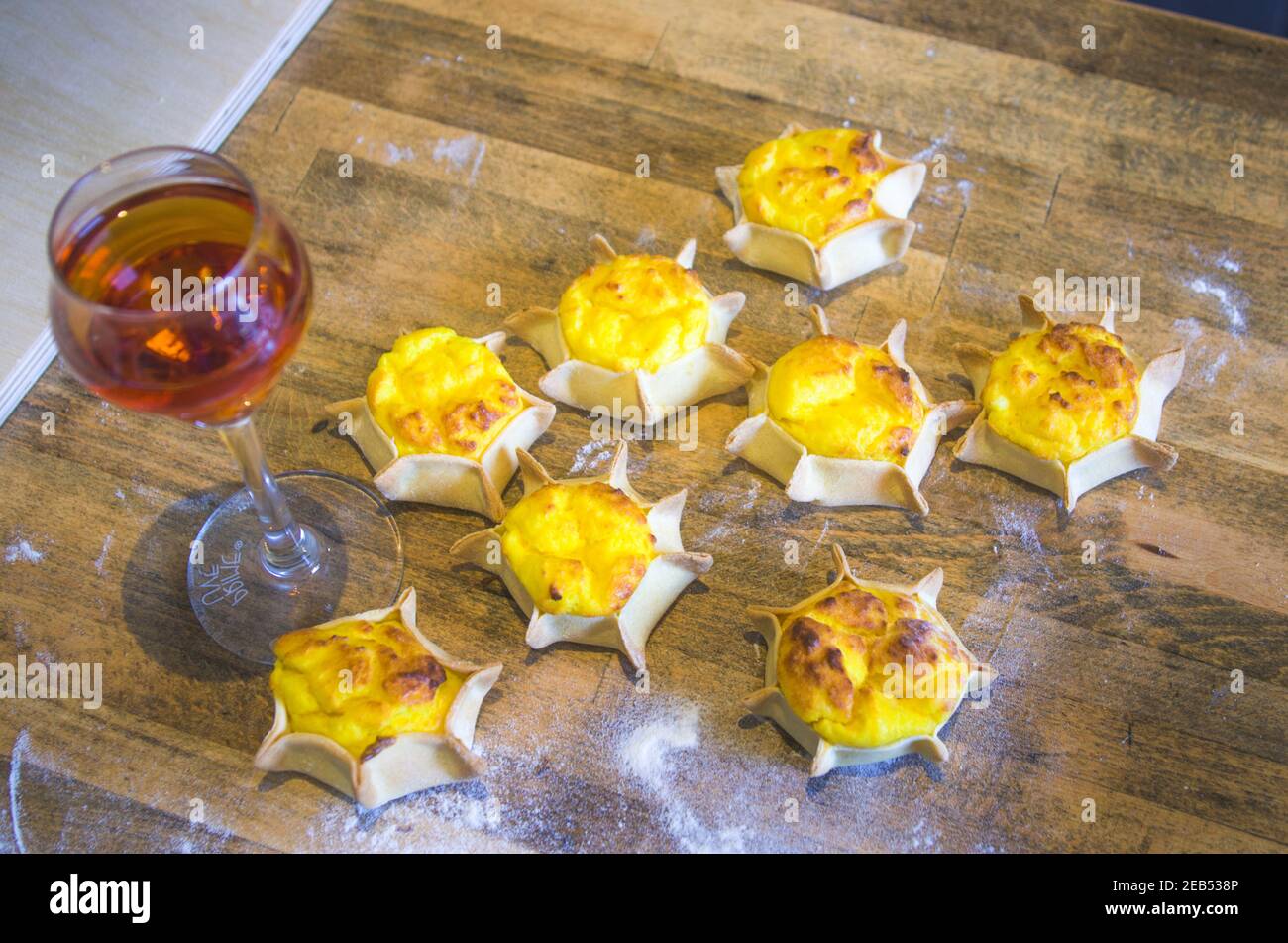vin doux avec bonbons en forme d'étoile, pâte à croûte courte, ricotta et crème Banque D'Images vin doux avec bonbons en forme d'étoile, pâte à croûte courte, ricotta et crème Banque D'Images