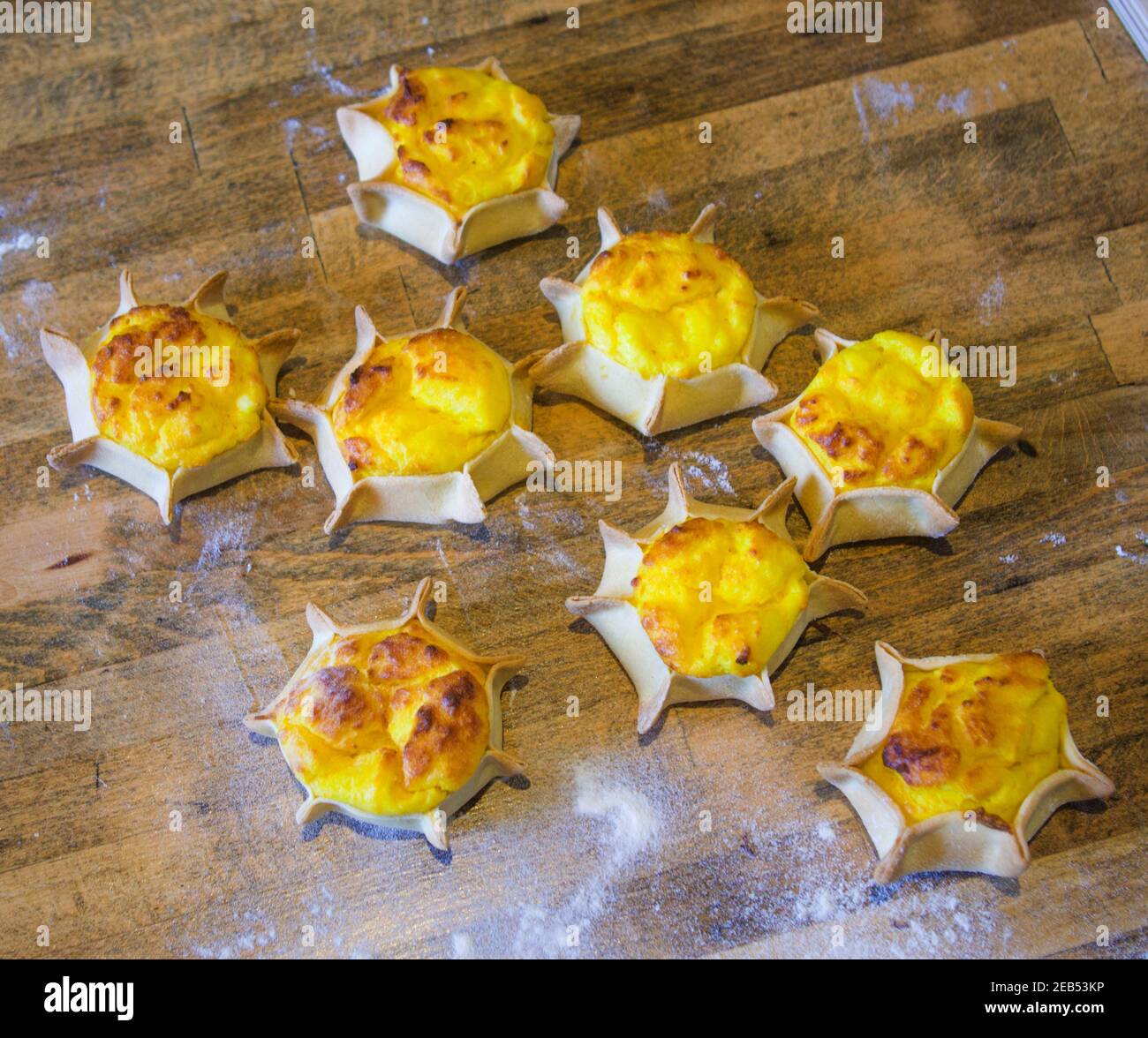 bonbons en forme d'étoile avec une excellente crème préparée avec des œufs frais et ricotta Banque D'Images bonbons en forme d'étoile avec une excellente crème préparée avec des œufs frais et ricotta Banque D'Images