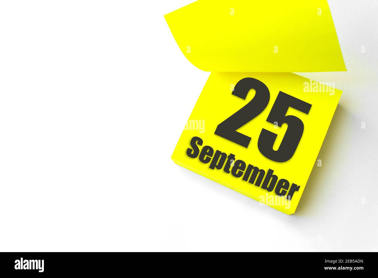 25 septembre. Jour 25 du mois, date du calendrier. Gros plan papier vierge autocollant de rappel jaune sur fond blanc. Automne mois, jour de l'année co Banque D'Images