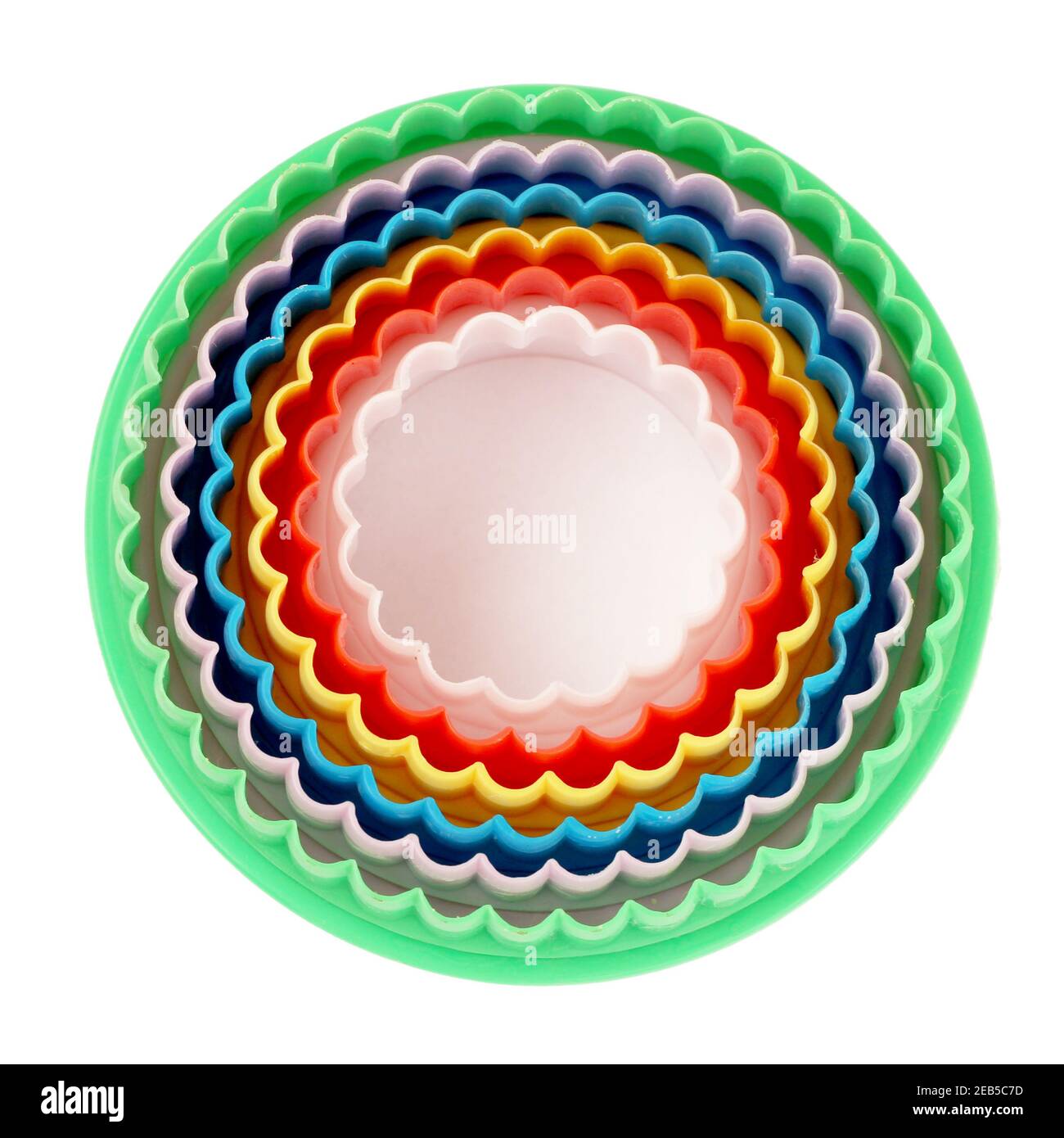 jeu de moules en plastique pour couper la pâte, emporte-pièce rond multicolore double face découpé sur fond blanc Banque D'Images