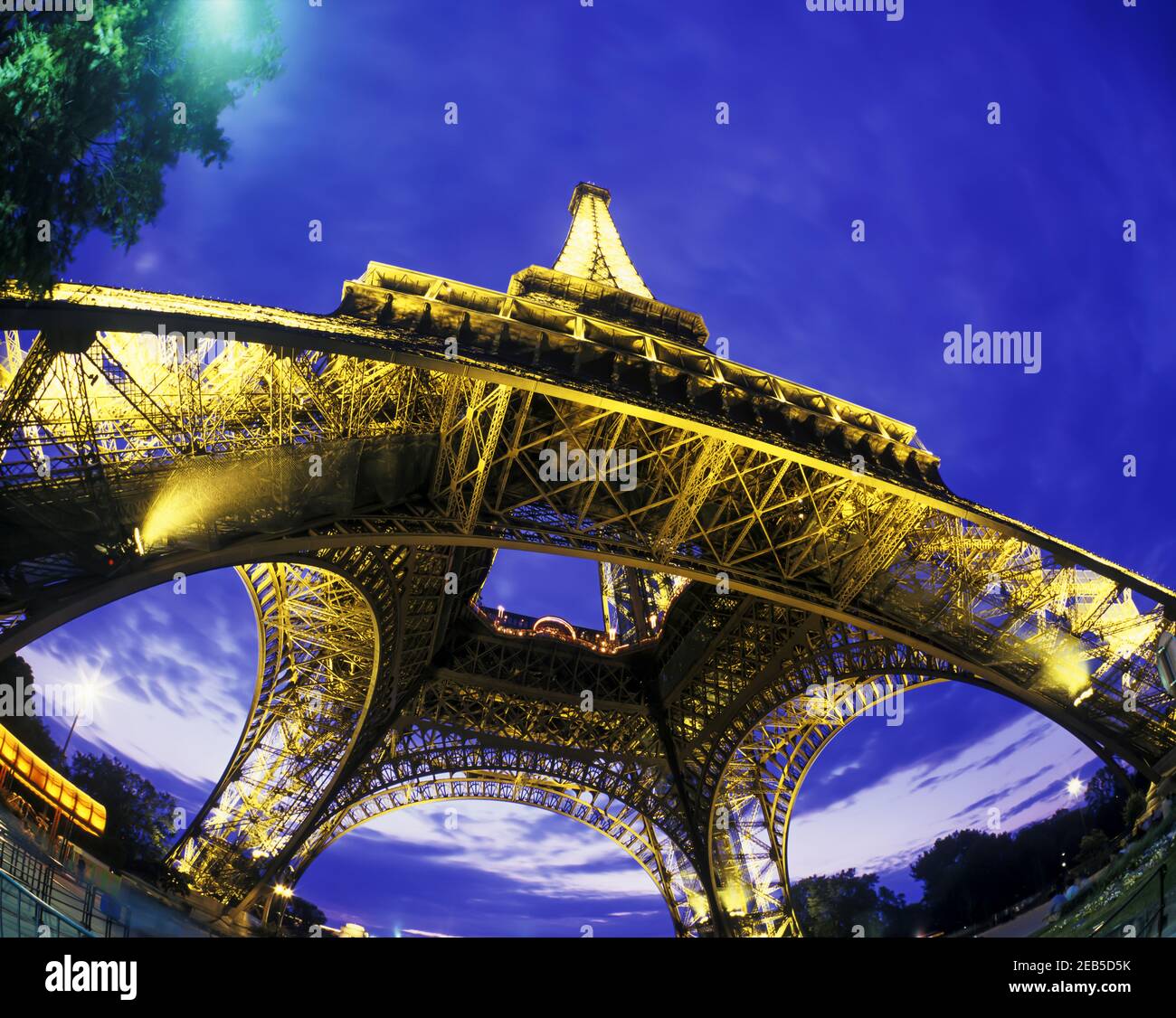 2000 TOUR EIFFEL HISTORIQUE (© GUSTAVE EIFFEL ET STEVEN SAUVESTRE 1887) PARIS FRANCE Banque D'Images