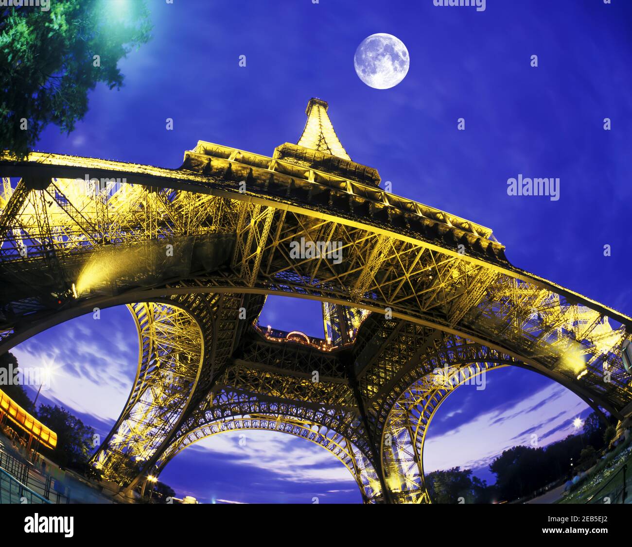 2000 TOUR EIFFEL HISTORIQUE (© GUSTAVE EIFFEL ET STEVEN SAUVESTRE 1887) PARIS FRANCE Banque D'Images