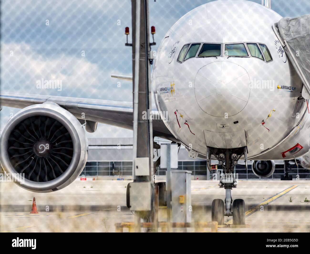 Photo du dossier datée du 19 septembre 2020 des avions d’Air France mis au sol à l’aéroport Roissy-Charles de Gaulle (CDG) à Roissy, au nord de Paris. La France a abandonné son projet d’extension majeure de l’aéroport de Roissy-Charles de Gaulle à Paris après que le projet ait été jugé « obsolète » et incompatible avec la lutte contre le changement climatique. La construction d’un quatrième terminal, qui devait être achevé en 2037, aurait coûté environ 7-9 milliards d’euros et aurait augmenté la capacité de l’aéroport de 40 millions de passagers par an. Photo de Mario Fourmy/ABACAPRESS.COM Banque D'Images