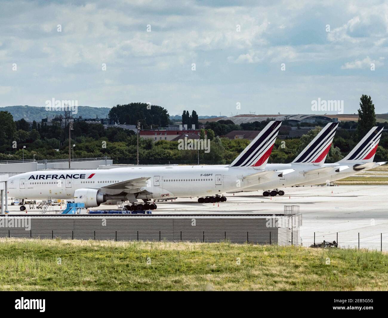 Photo du dossier datée du 19 septembre 2020 des avions d’Air France mis au sol à l’aéroport Roissy-Charles de Gaulle (CDG) à Roissy, au nord de Paris. La France a abandonné son projet d’extension majeure de l’aéroport de Roissy-Charles de Gaulle à Paris après que le projet ait été jugé « obsolète » et incompatible avec la lutte contre le changement climatique. La construction d’un quatrième terminal, qui devait être achevé en 2037, aurait coûté environ 7-9 milliards d’euros et aurait augmenté la capacité de l’aéroport de 40 millions de passagers par an. Photo de Mario Fourmy/ABACAPRESS.COM Banque D'Images