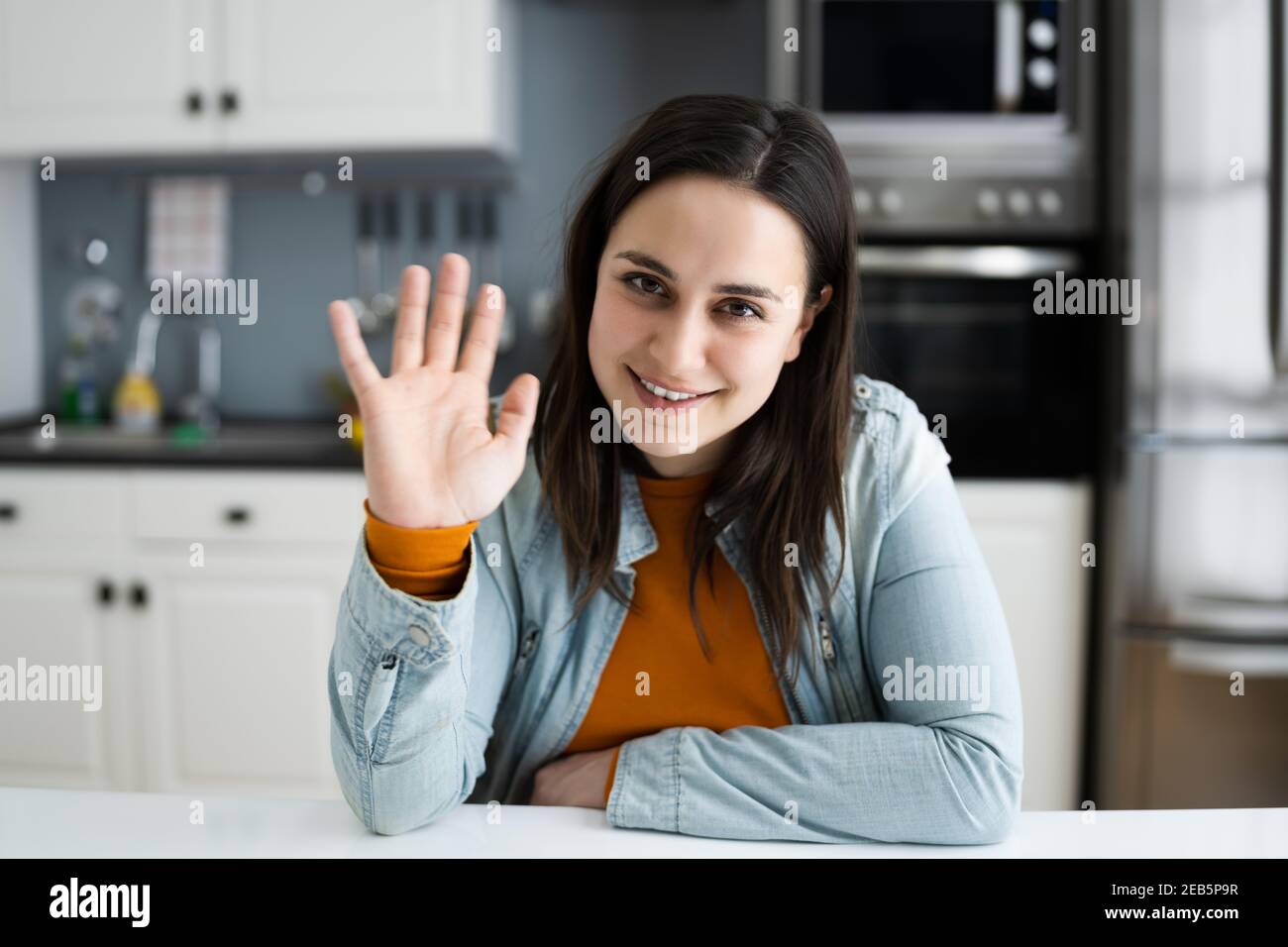 Bonne femme Portrait en signe d'bonjour à la webcam Photo Stock - Alamy
