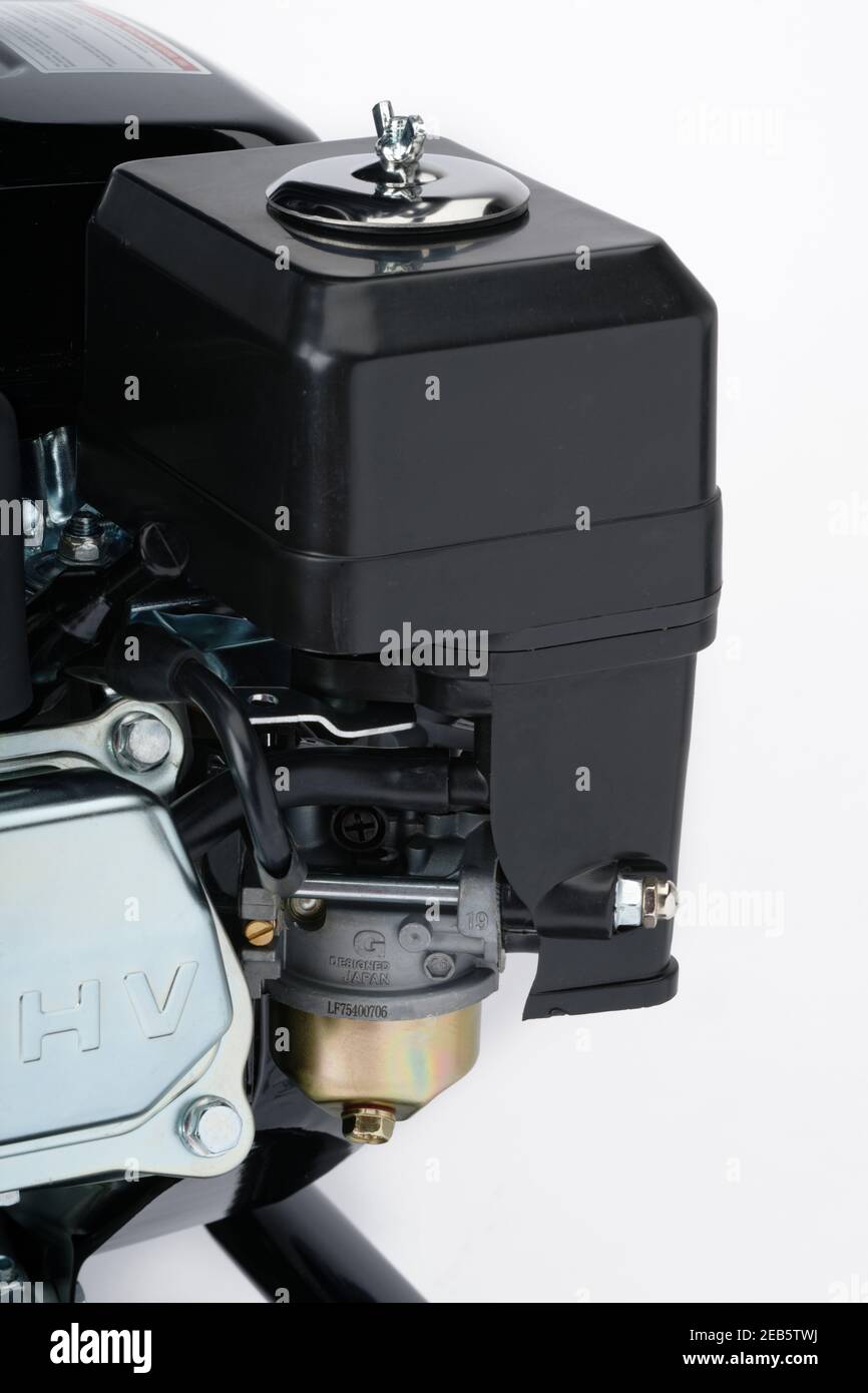 Image détaillée d'une partie d'une machine de jardin à essence. Un petit moteur à combustion interne. Filtre à air. Banque D'Images