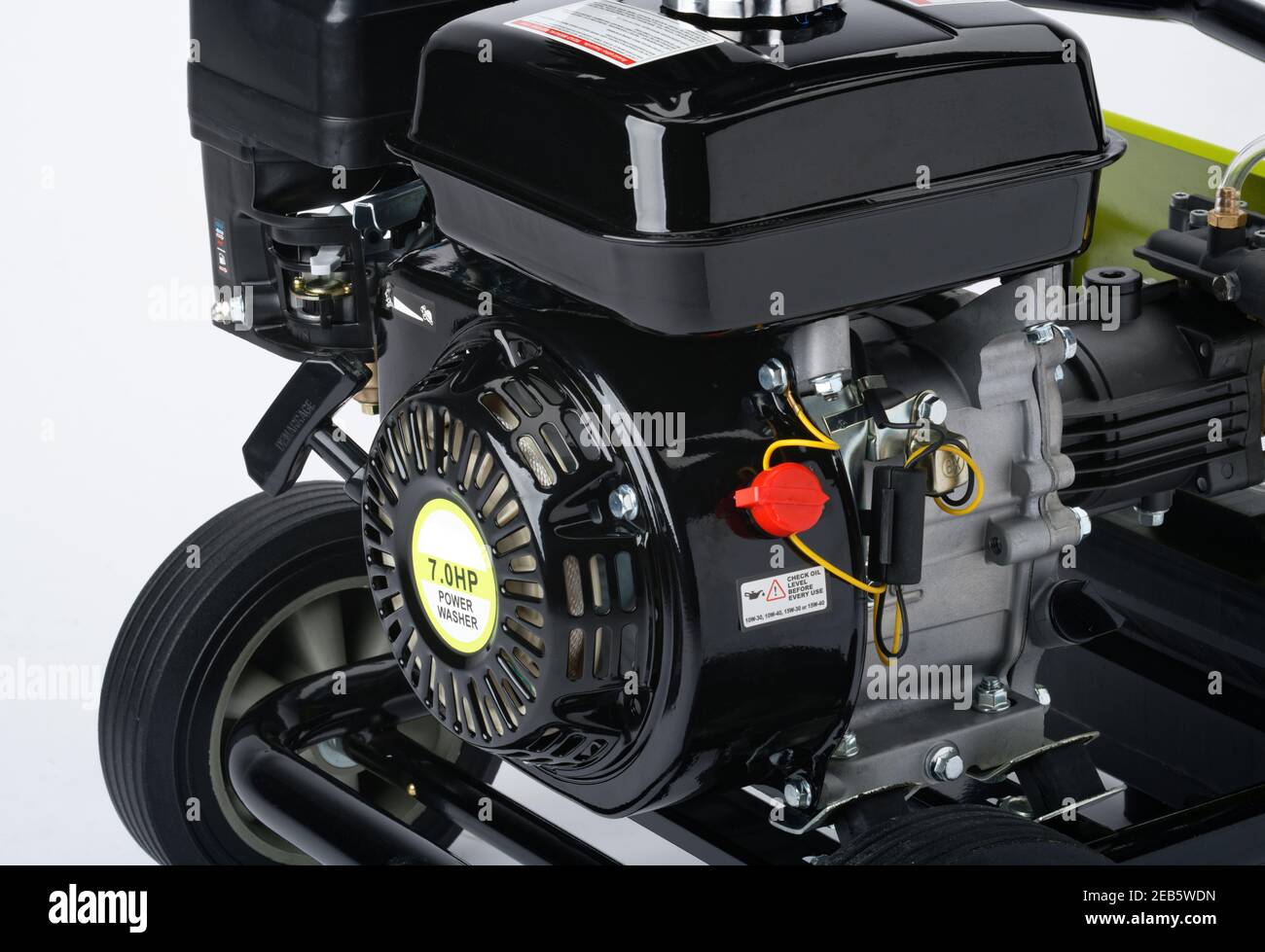 Image détaillée d'une partie d'une machine de jardin à essence. Un petit moteur à combustion interne. Gros plan sur l'image détaillée. Banque D'Images