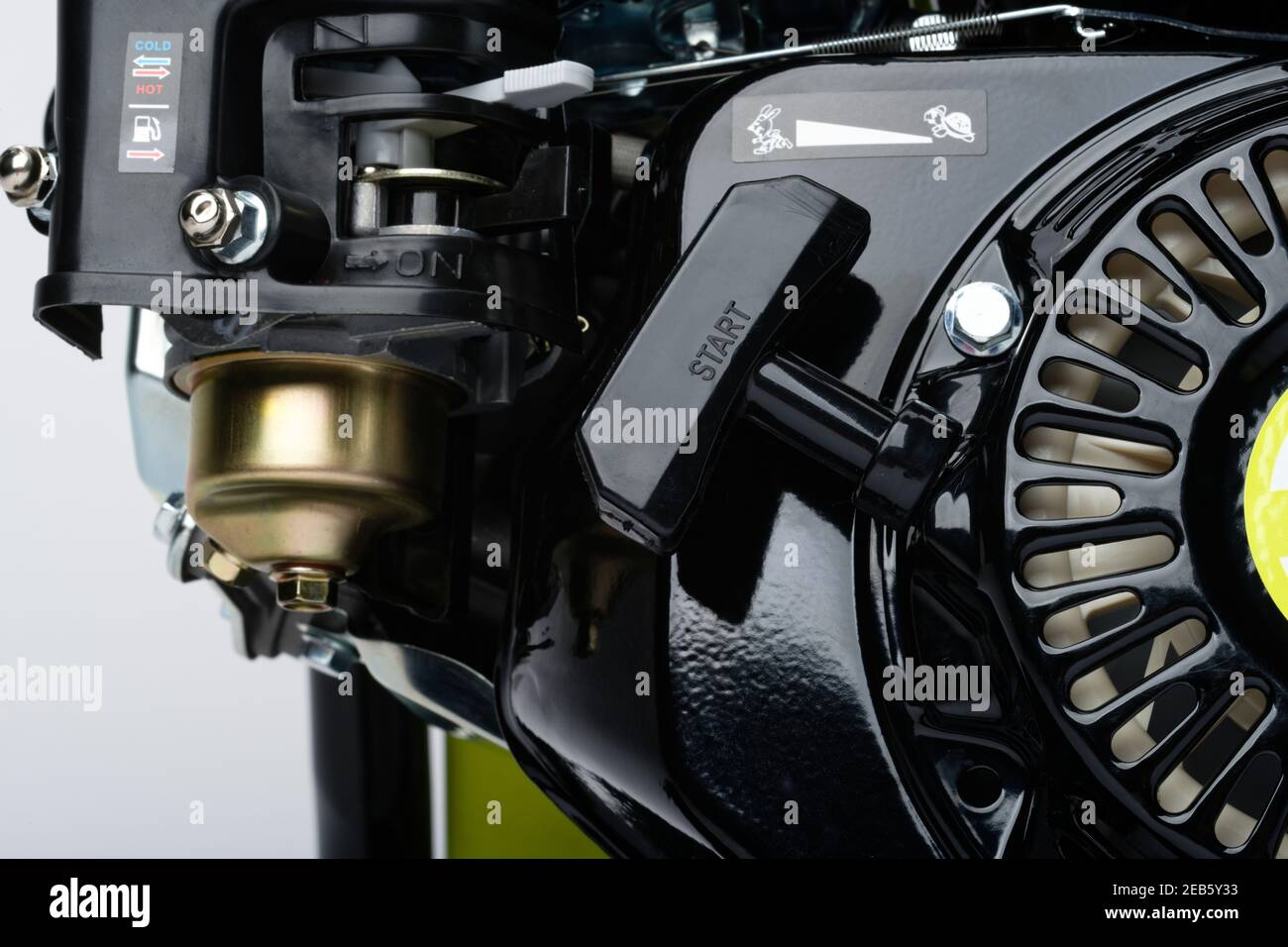 Image détaillée d'une partie d'une machine de jardin à essence. Un petit moteur à combustion interne. Tirer le démarreur. Banque D'Images