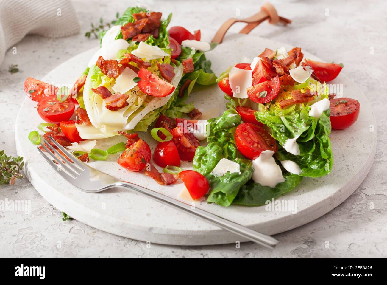 Garni de laitue romaine, parmesan tomate bacon sauce. Une saine alimentation paleo céto le déjeuner Banque D'Images