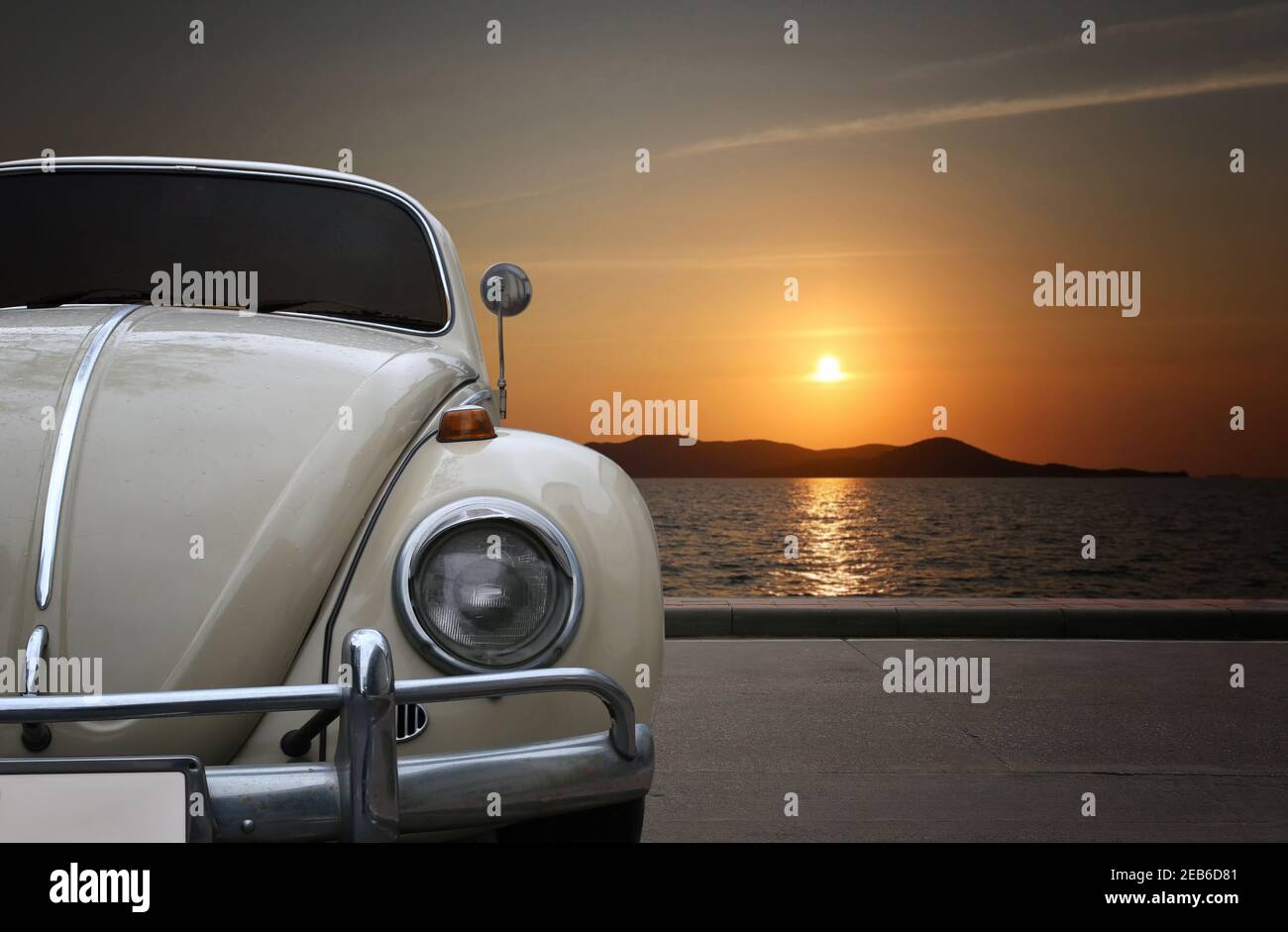 Tortues de voiture ancienne version de voiture classique garée sur la protection contre les vagues dans la zone côtière et les vues de coucher de soleil du ciel crépuscule. Banque D'Images