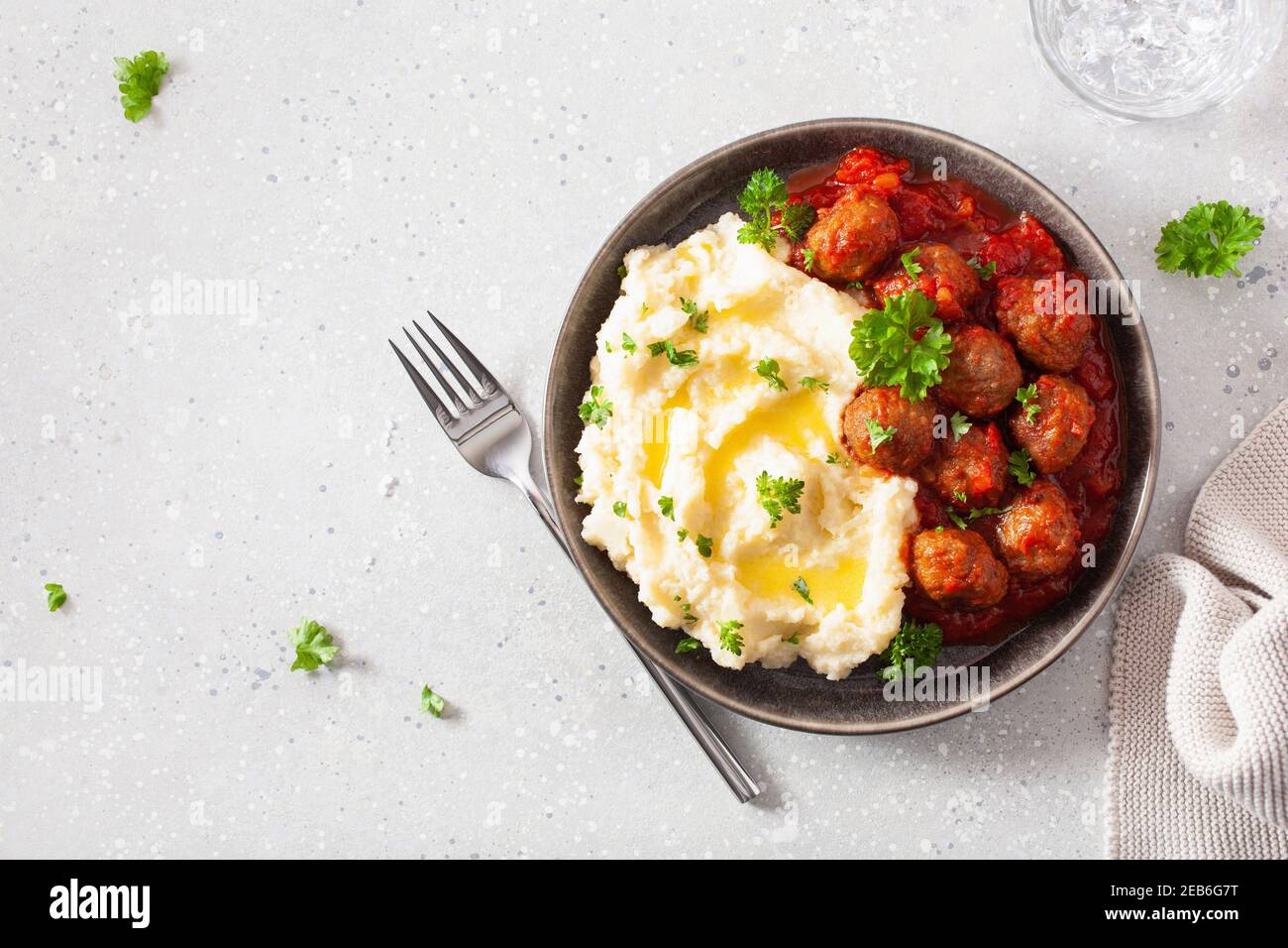 le déjeuner de régime de keto paleo a écrasé le chou-fleur avec des boulettes de viande Banque D'Images