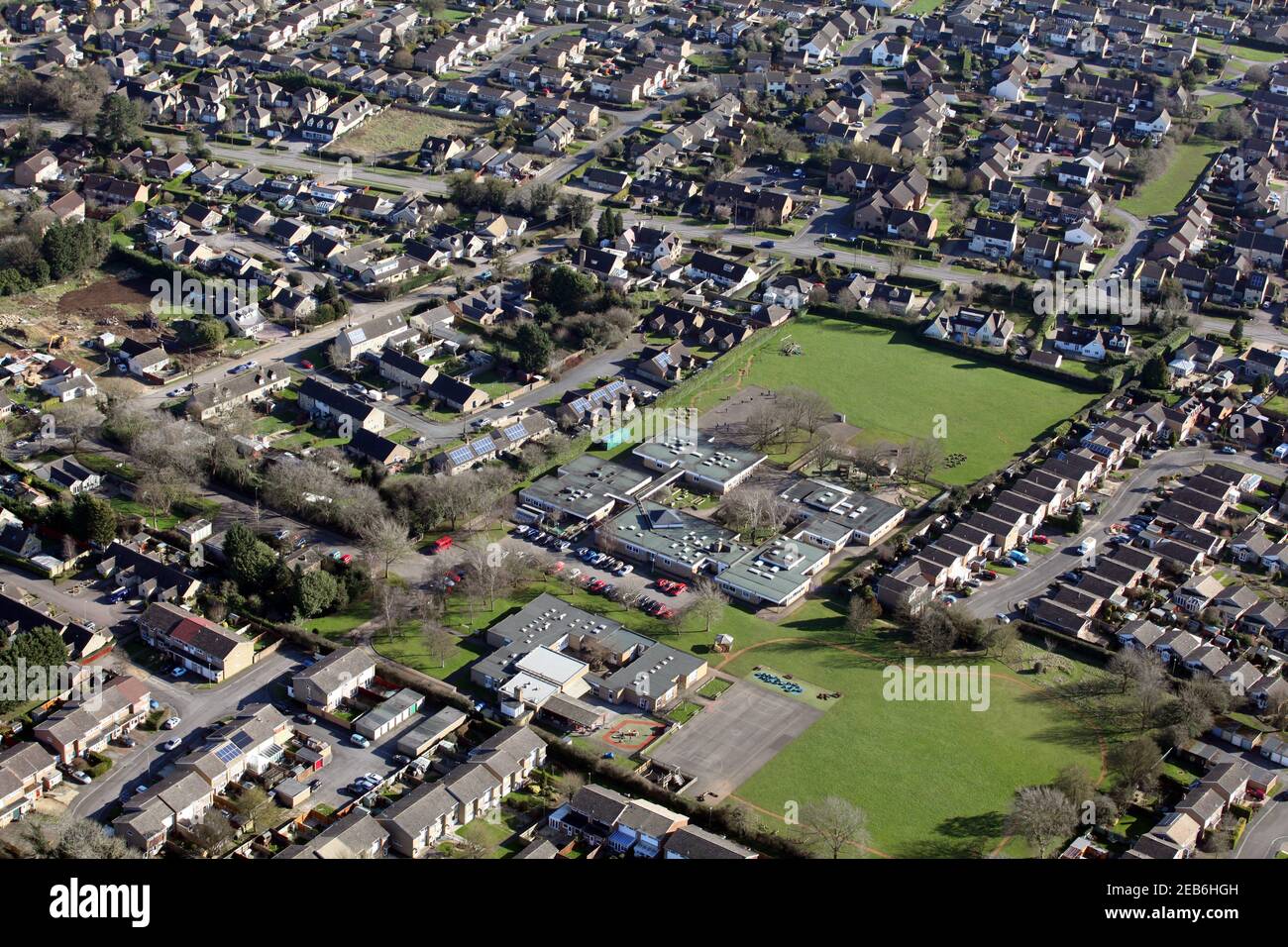 Vue aérienne de Carterton dans l'Oxfordshire, avec l'école primaire Edith Moorhouse et l'école primaire catholique St Joseph, et des terrains de jeu etc. En vue Banque D'Images