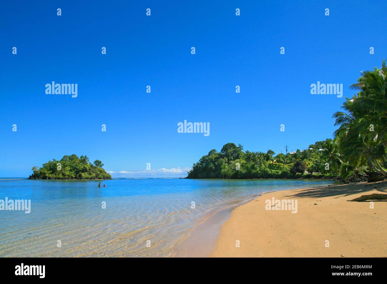 Vue sur l'île Albatross depuis la côte de l'île d'Upolu, paradis côtier tropical immaculé avec des eaux cristallines dans le centre de l'océan Pacifique, deux samoans Banque D'Images