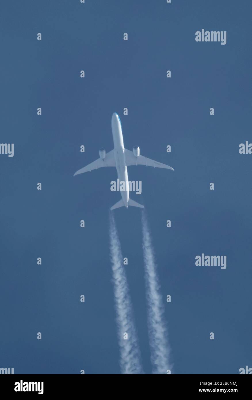 Londres, Royaume-Uni. 12 février 2021. Trafic aérien au-dessus de Londres pendant la pandémie Covid-19. KLM Boeing 787 Dreamliner vol d'Amsterdam à Paramaribo au-dessus de Londres à 38,000 pieds dans le ciel bleu. Crédit: Malcolm Park/Alay Banque D'Images