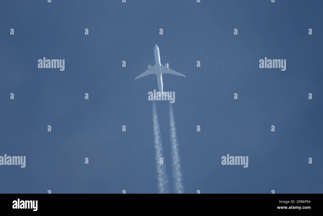 Londres, Royaume-Uni. 12 février 2021. Trafic aérien au-dessus de Londres pendant la pandémie Covid-19. KLM Boeing 787 Dreamliner vol d'Amsterdam à Paramaribo au-dessus de Londres à 38,000 pieds dans le ciel bleu. Crédit: Malcolm Park/Alay Banque D'Images