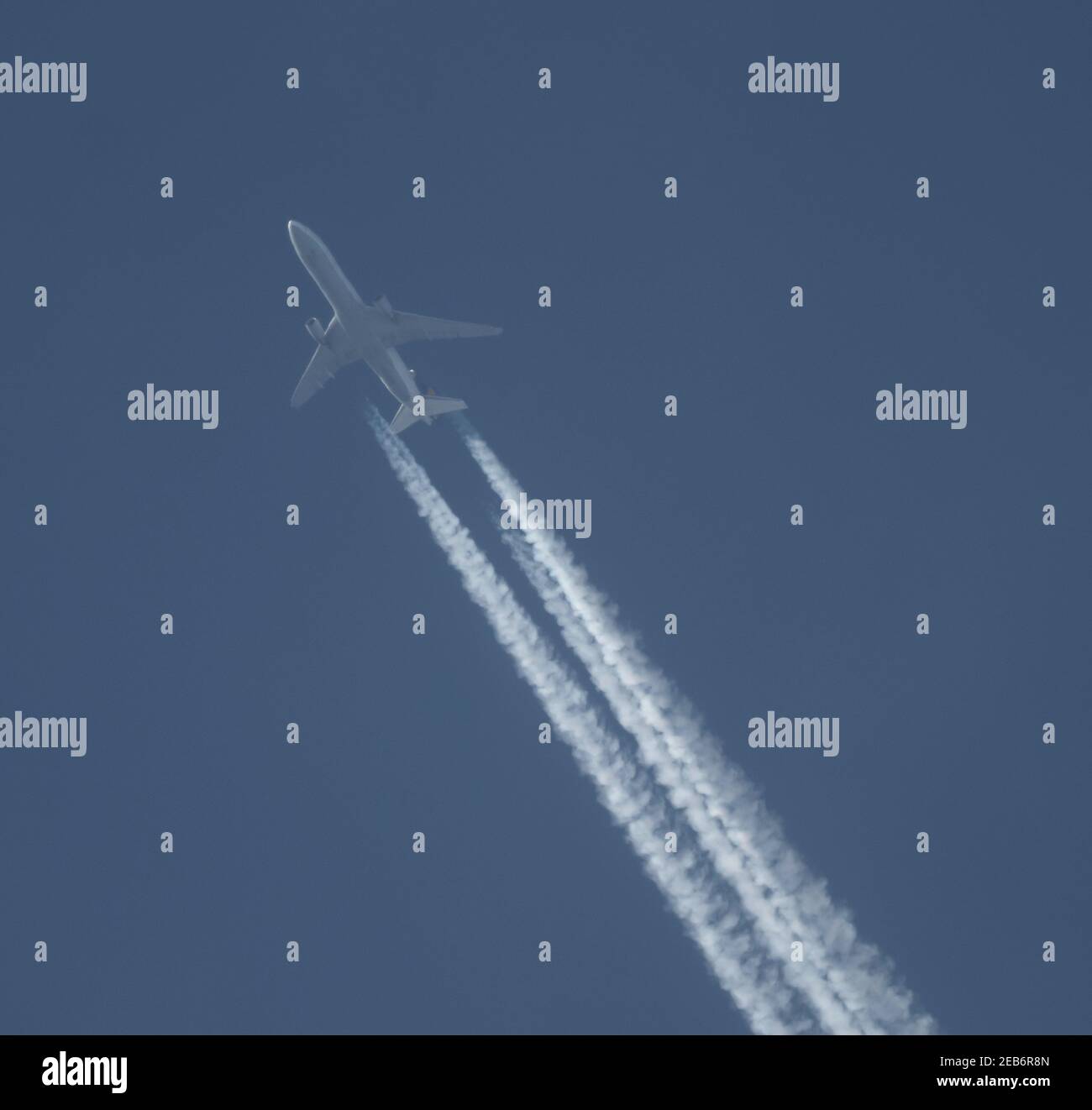 Londres, Royaume-Uni. 12 février 2021. Trafic aérien au-dessus de Londres pendant la pandémie Covid-19. Lufthansa Cargo McDonnell Douglas MD-11F vol de Chicago à Francfort à 34 900 pieds survolant Londres, Royaume-Uni. Crédit: Malcolm Park/Alay Banque D'Images