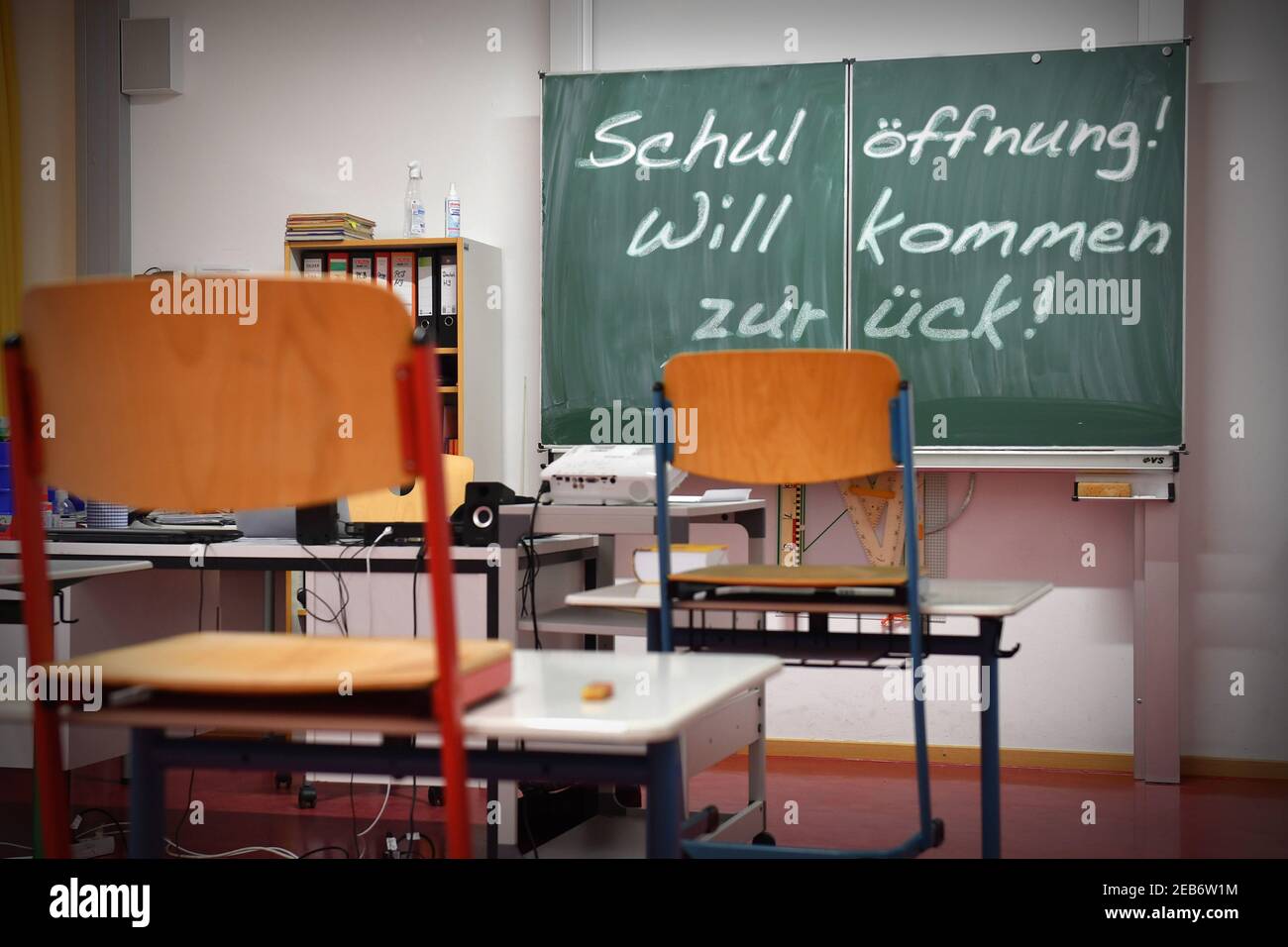 Photo du sujet, photo symbole ouverture des écoles, ouverture des écoles après le confinement. Une salle de classe vide, les chaises ont été placées sur les tables, les écoles et les garderies seront fermées pour une période initialement indéfinie en raison du confinement imposé, les salles de classe d'une école primaire et moyenne à Germering près de Munich, en Bavière, le 21 décembre 2020. | utilisation dans le monde entier Banque D'Images