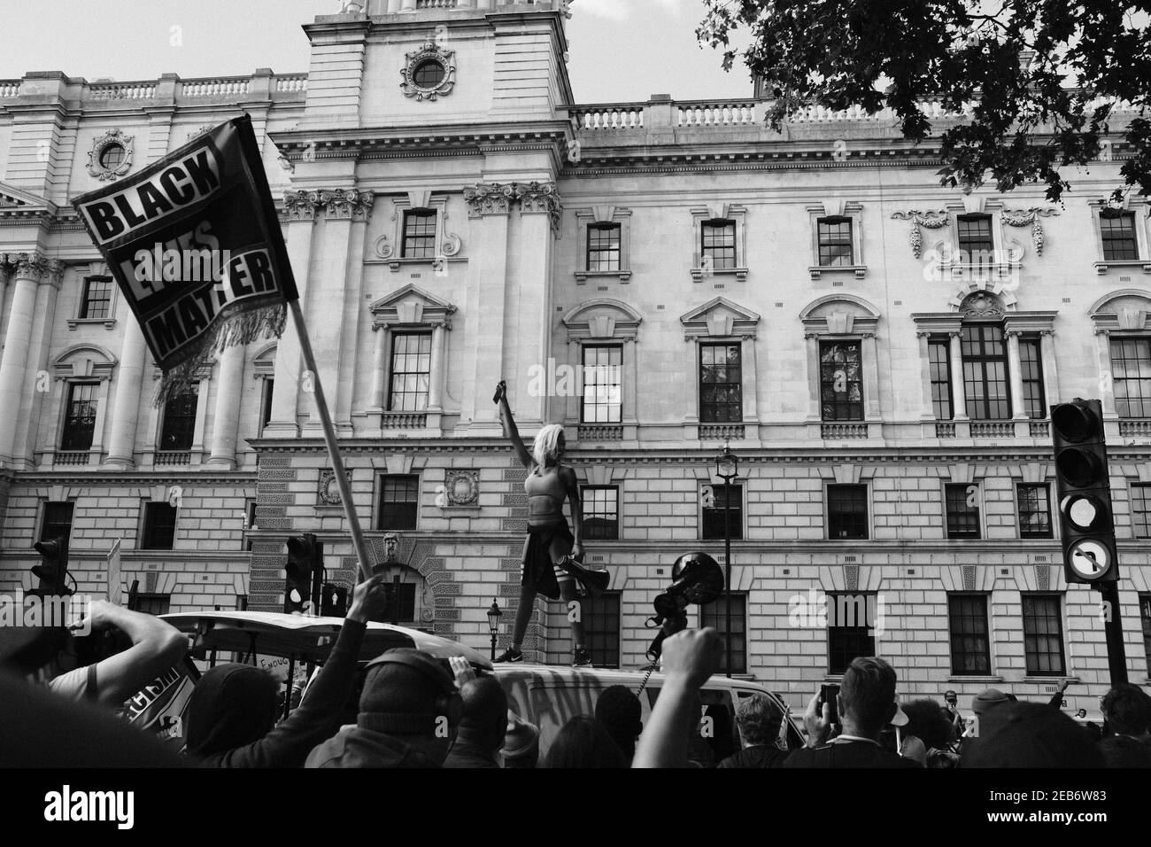 LONDRES - 20 JUIN 2020 : les manifestants de la vie noire comptent sur la place du Parlement. Banque D'Images