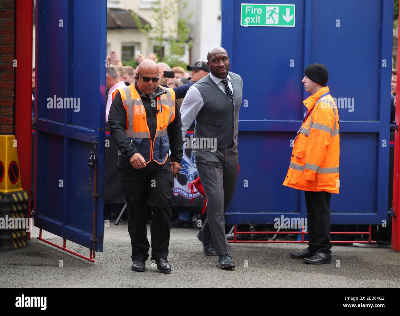 Football football - Premier League - Crystal Palace vs West Bromwich Albion - Selhurst Park, Londres, Grande-Bretagne - 13 mai 2018 Darren Moore, gérant de gardien West Bromwich Albion, arrive au stade avant le match REUTERS/Hannah McKay À USAGE ÉDITORIAL EXCLUSIF. Aucune utilisation avec des fichiers audio, vidéo, données, listes de présentoirs, logos de clubs/ligue ou services « en direct » non autorisés. Utilisation en ligne limitée à 75 images, pas d'émulation vidéo. Aucune utilisation dans les Paris, les jeux ou les publications de club/ligue/joueur unique. Veuillez contacter votre représentant de compte pour plus de détails. Banque D'Images