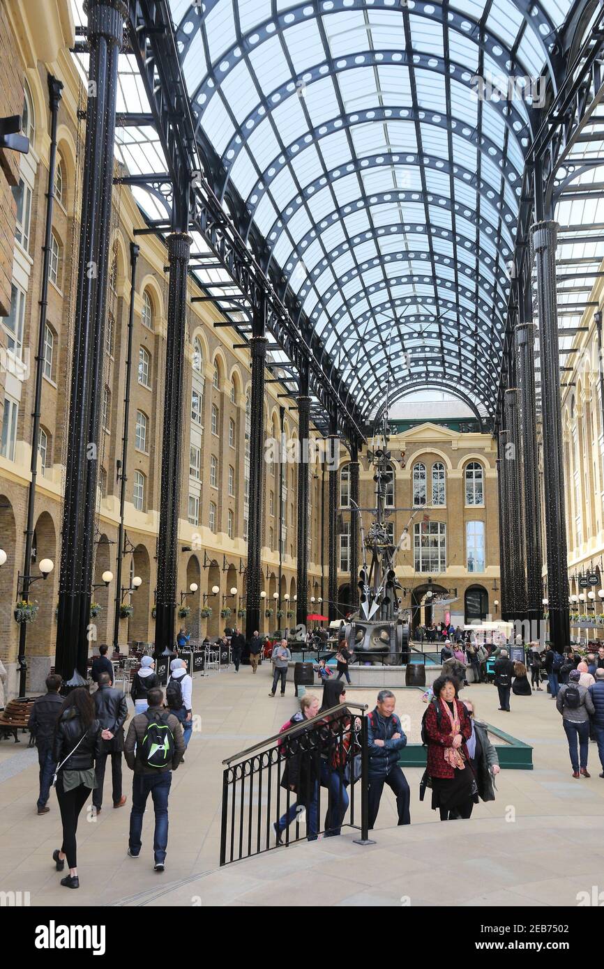 Londres, Royaume-Uni - 23 avril 2016 : personnes visitent Hay's Galleria à Londres, au Royaume-Uni. Un entrepôt à l'origine connu sous le nom de Hay's Wharf, il a été réaménagé comme une utilisation mixte r Banque D'Images