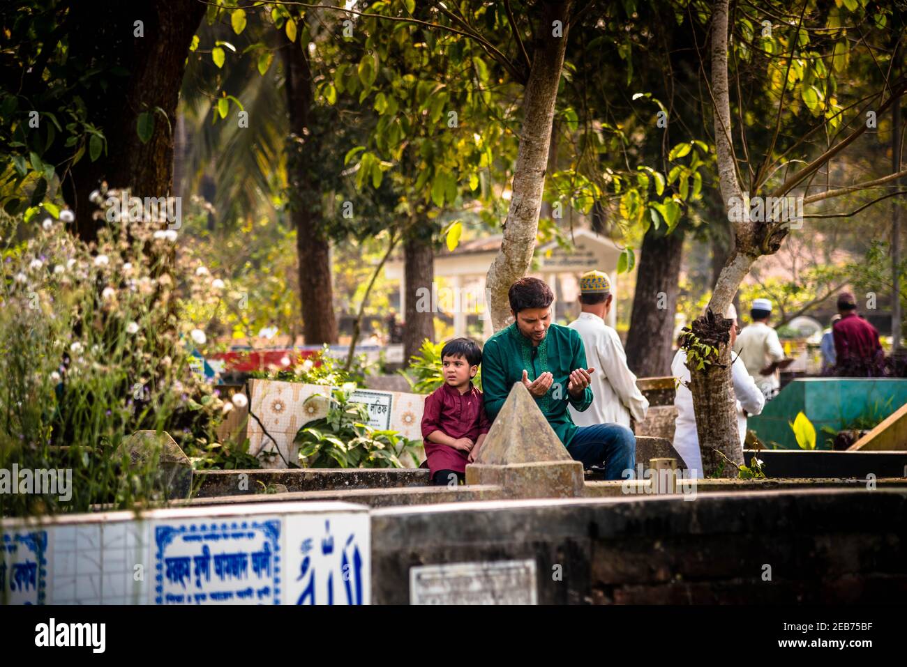 Barishal, Barishal, Bangladesh. 12 février 2021. Les gens se rassemblent au cimetière musulman après le Jummah pour dire la prière à leurs proches à Barishal au Bangladesh. Crédit: Mustasinur Rahman Alvi/ZUMA Wire/Alamy Live News Banque D'Images