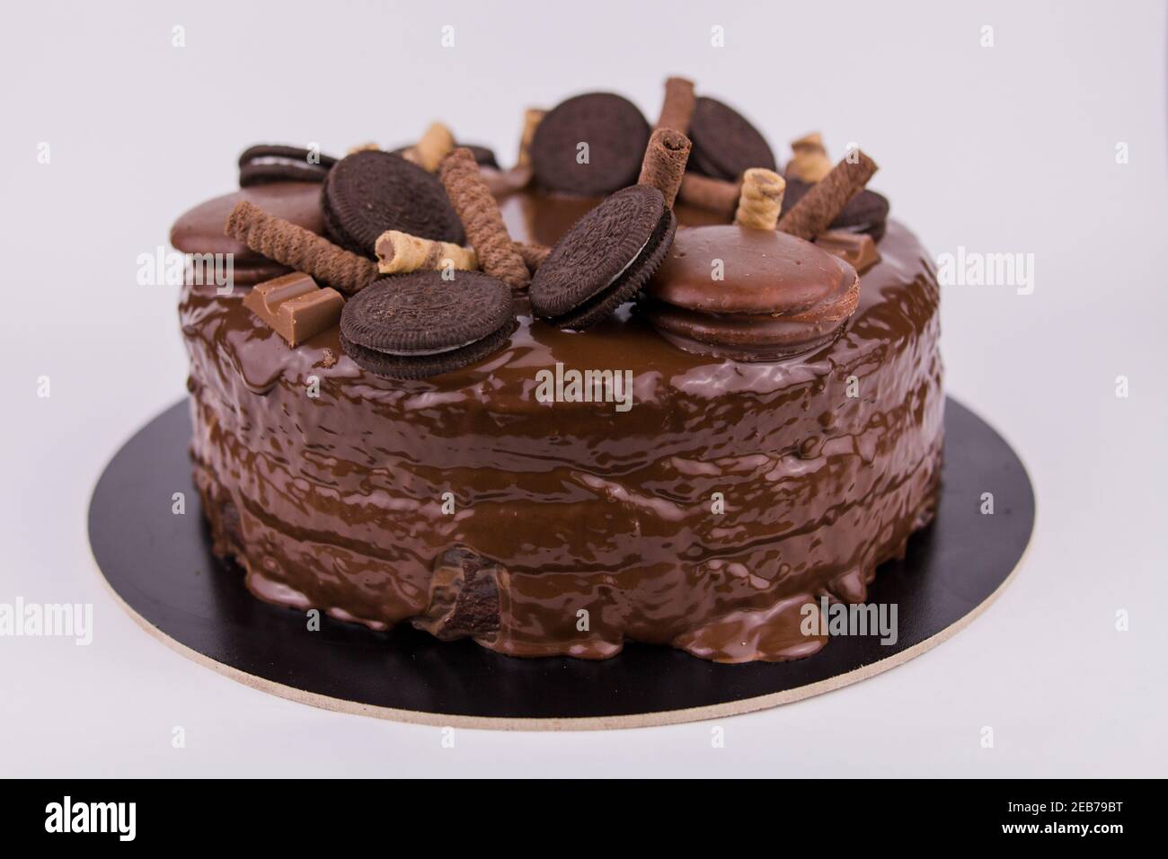 Un Grand Gateau Au Chocolat Avec Des Biscuits Et Des Decorations De Bonbons Photo Stock Alamy
