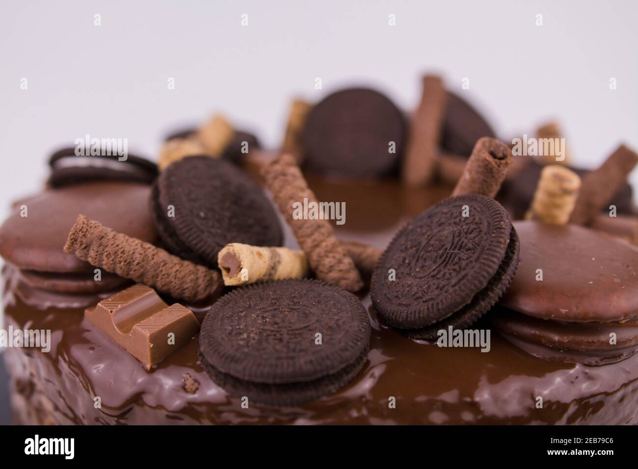 Un Grand Gateau Au Chocolat Avec Des Biscuits Et Des Decorations De Bonbons Photo Stock Alamy Un Grand Gateau Au Chocolat Avec Des Biscuits Et Des Decorations De Bonbons Photo Stock Alamy