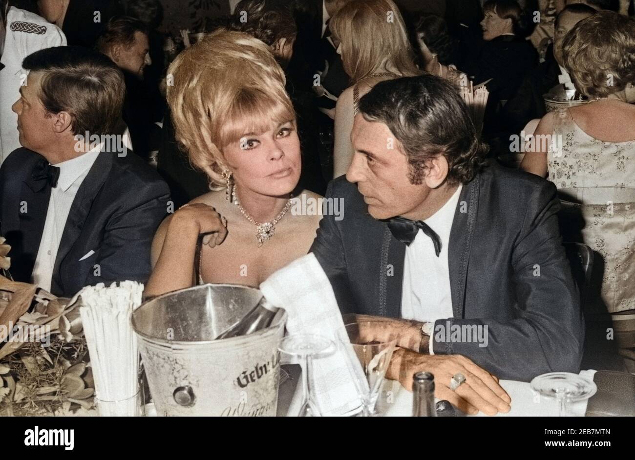 Auf dem Burda Ball Bal pare à München am 21. 08 janvier 1967 : Elke Sommer mit Ehemann Joe Hyams. 24x36 swNeg107 Banque D'Images