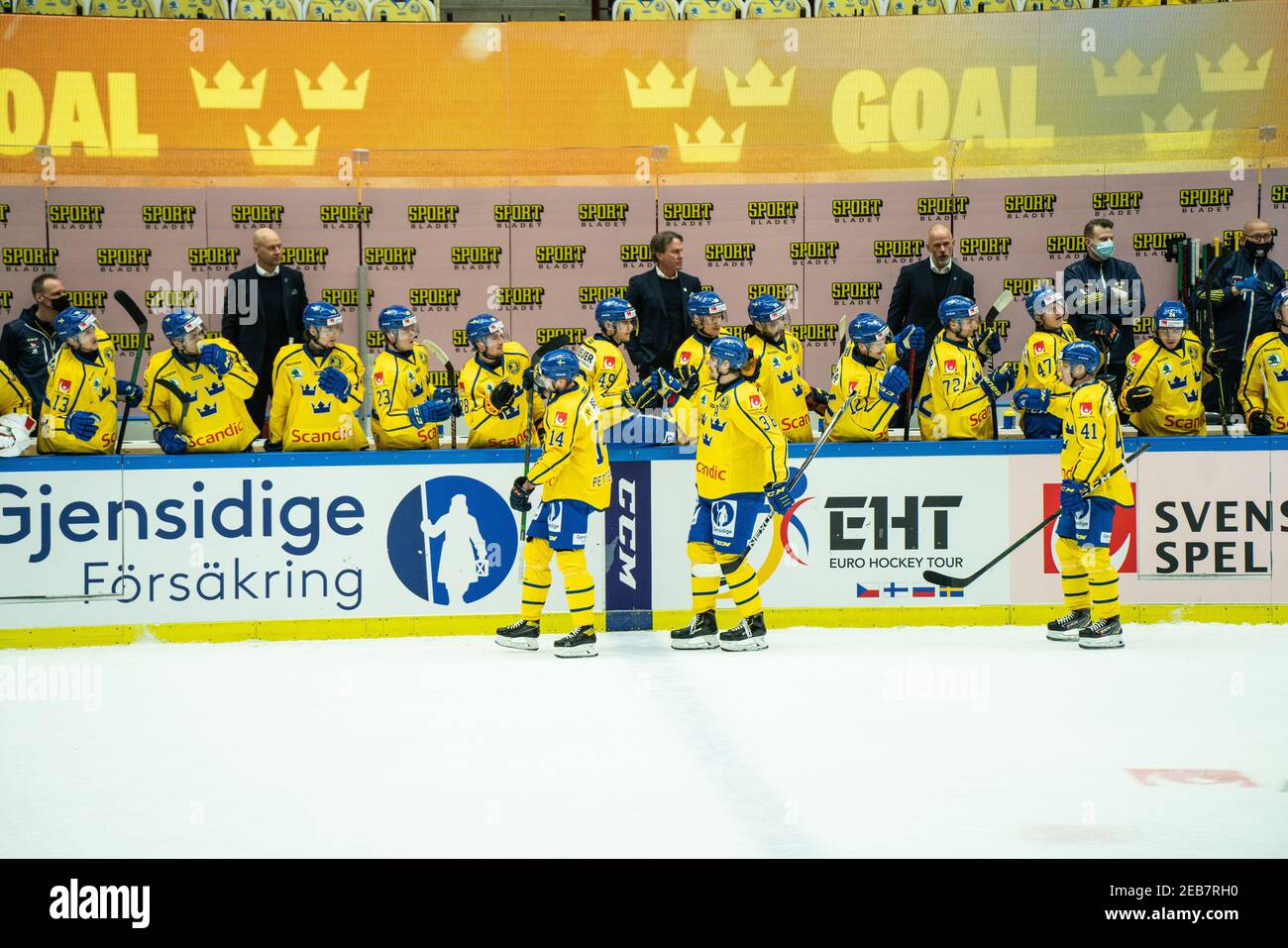 Malmoe, Suède. 11 février 2021. Emil Pettersson (14), Emil Larsson (36) et Daniel Viksten (41) de Suède célèbrent un but lors du match de hockey Beijer 2021 entre la République tchèque et la Suède à la Malmoe Arena de Malmoe. (Crédit photo : Gonzales photo/Alamy Live News Banque D'Images