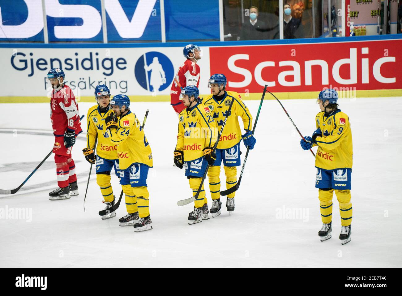 Malmoe, Suède. 11 février 2021. Jonatan Berggren (48), Andreas Wingerli (24), Jesper Froden (28) et Niklas Hansson (13) de Suède, vus dans le match de hockey Beijer de 2021 entre la République tchèque et la Suède à Malmoe Arena à Malmoe. (Crédit photo : Gonzales photo/Alamy Live News Banque D'Images