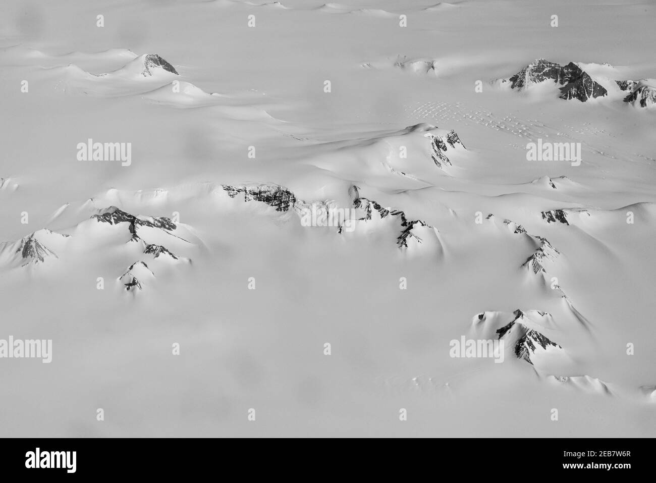 Prise de vue aérienne des champs enneigés du Groenland capturés au cours de la journée à partir d'un avion Banque D'Images