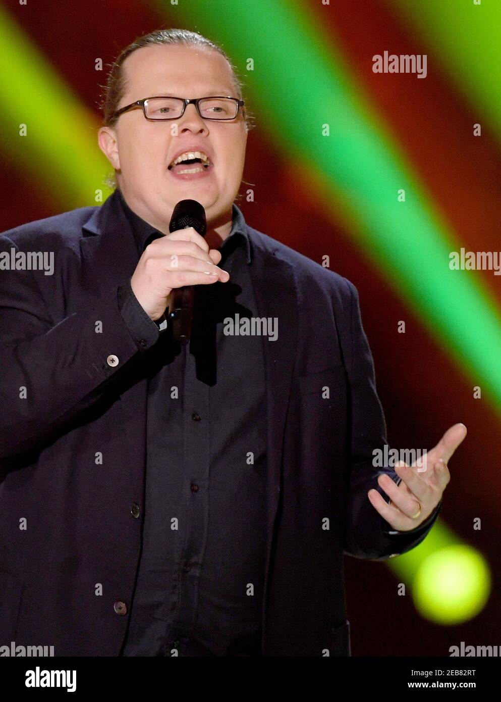 CLASSÉ - 11 janvier 2020, Berlin: Le chanteur Angelo Kelly est sur scène au salon 'Schlagerchampions - Das große Fest der Besten'. Dans le cadre de l'amende intente contre le musicien, le tribunal de district Haßfurt veut annoncer le verdict du 12.02.2021. Kelly s'est défendue contre un paiement de 5000 euros après une performance sur scène de son fils de quatre ans. Photo: Britta Pedersen/dpa-Zentralbild/dpa Banque D'Images