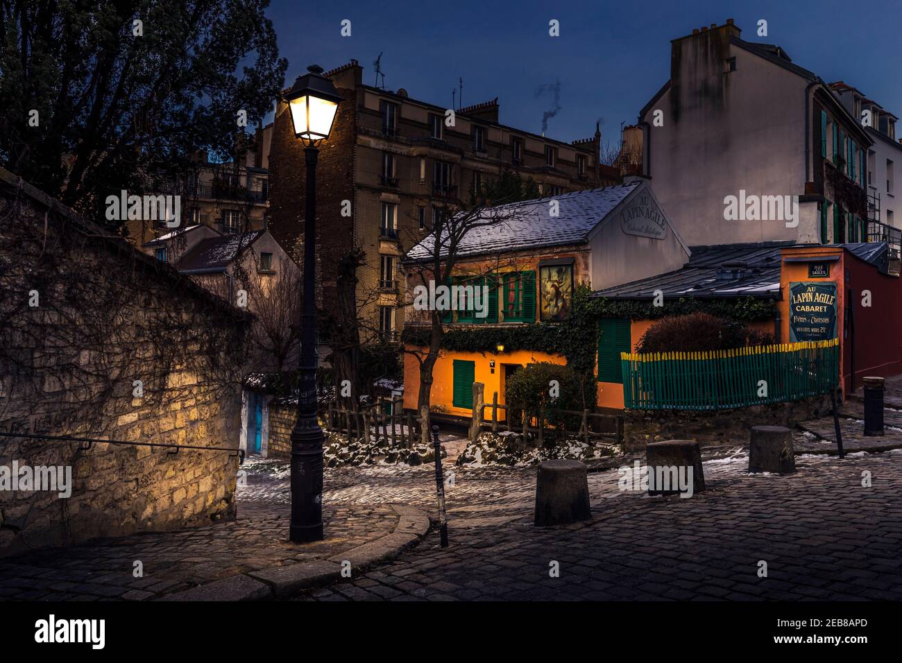 Paris, France - 11 février 2021 : Vieux Cabaret au lapin Agile dans le quartier de Montmartre. Dans le cabaret se trouvent les bohèmes parisiens: Picasso, Renoir, Ver Banque D'Images
