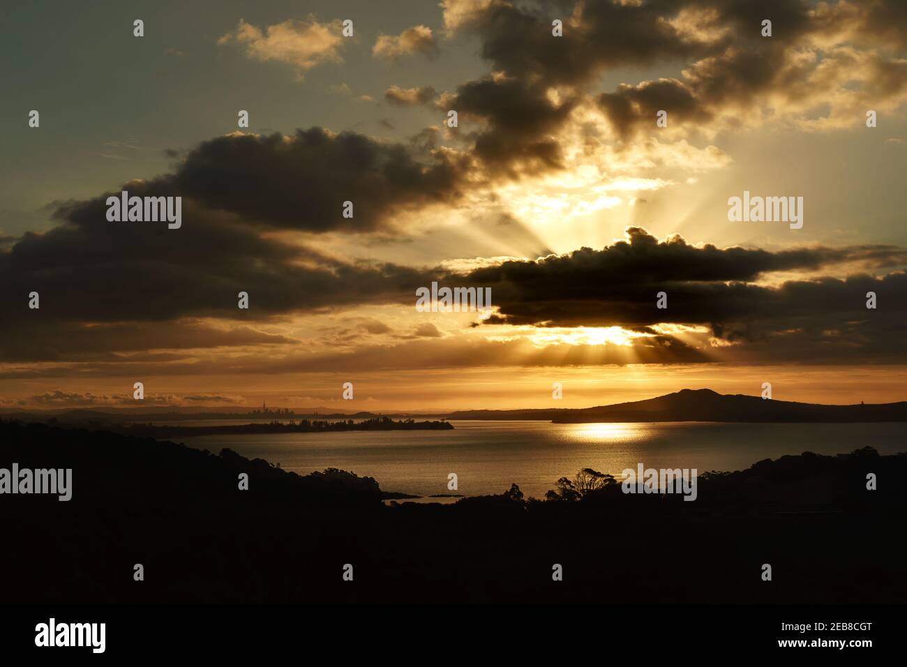 Auckland au coucher du soleil depuis l'île de Waiheke, Nouvelle-Zélande Banque D'Images