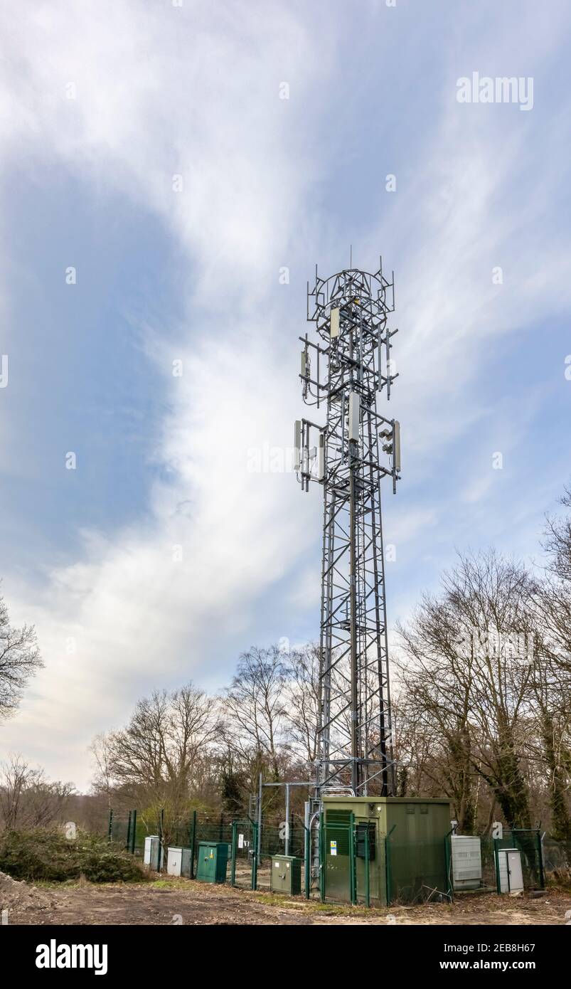 Grande tour de télécommunications en treillis d'acier 5G faisant partie du réseau de transmission de télécommunications mobiles, Hook Heath, Woking, Surrey, Angleterre Banque D'Images