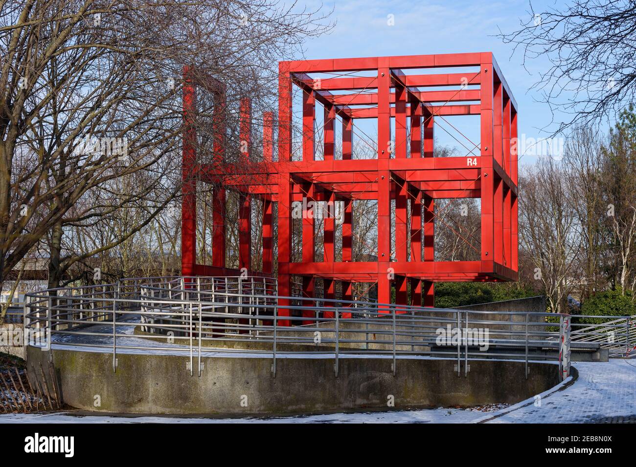 La 'R4 folie' est l'une des 26 structures métalliques rouge vif appelées 'folies' disséminées dans le Parc de la Villette à Paris 19. Banque D'Images