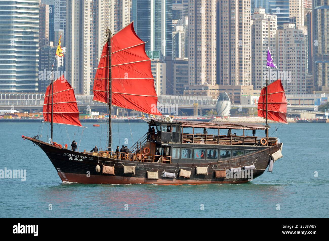 The Aqua Luna, une jonque chinoise (une sorte de voilier), dans le port de Victoria, Hong Kong Banque D'Images