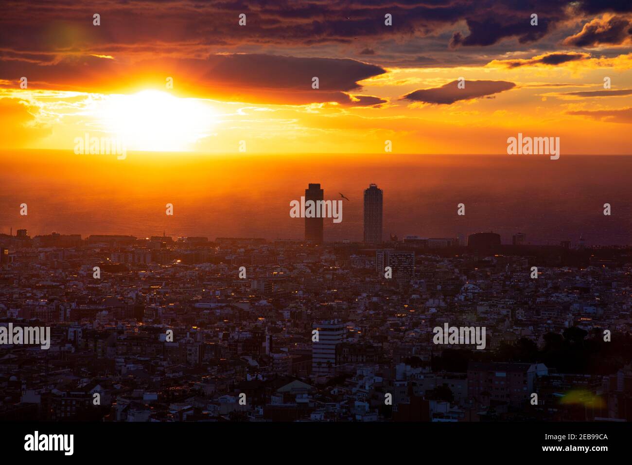 Lever de soleil enchanteur de Barcelone depuis Tibidabo : une étreinte dorée sur l'horizon emblématique de la ville, capturant la magie d'un nouveau jour Banque D'Images