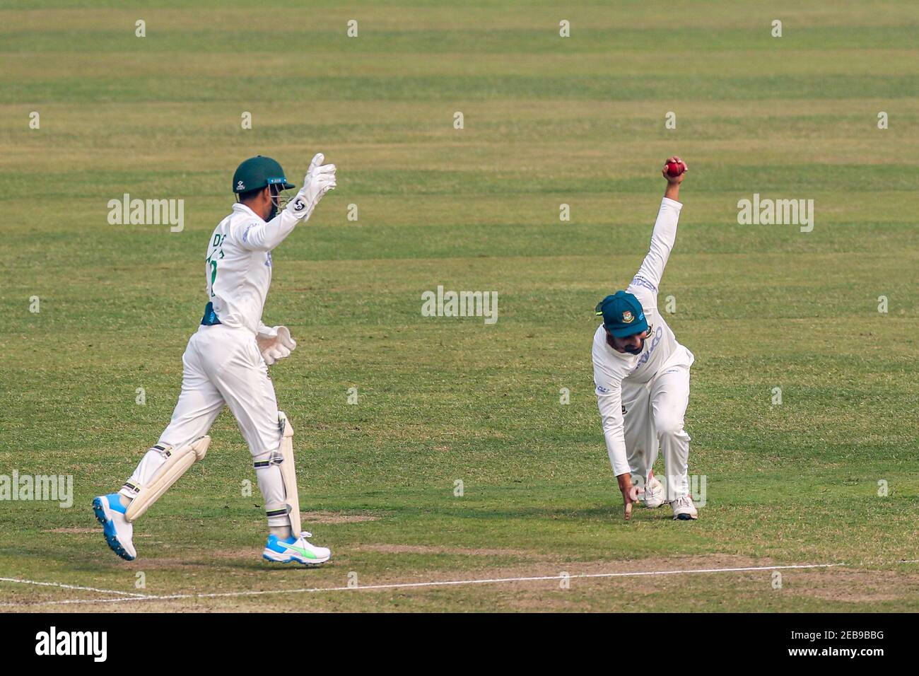 Au Bangladesh, les joueurs de cricket Mohammad Mithun (R) ont pris le congédiement des Indes occidentales Nkrumah Bonner (non représenté) pendant la deuxième journée du deuxième match de cricket Test entre les Indes occidentales et le Bangladesh au stade national de cricket Sher-e-Bangla à Dhaka. Banque D'Images