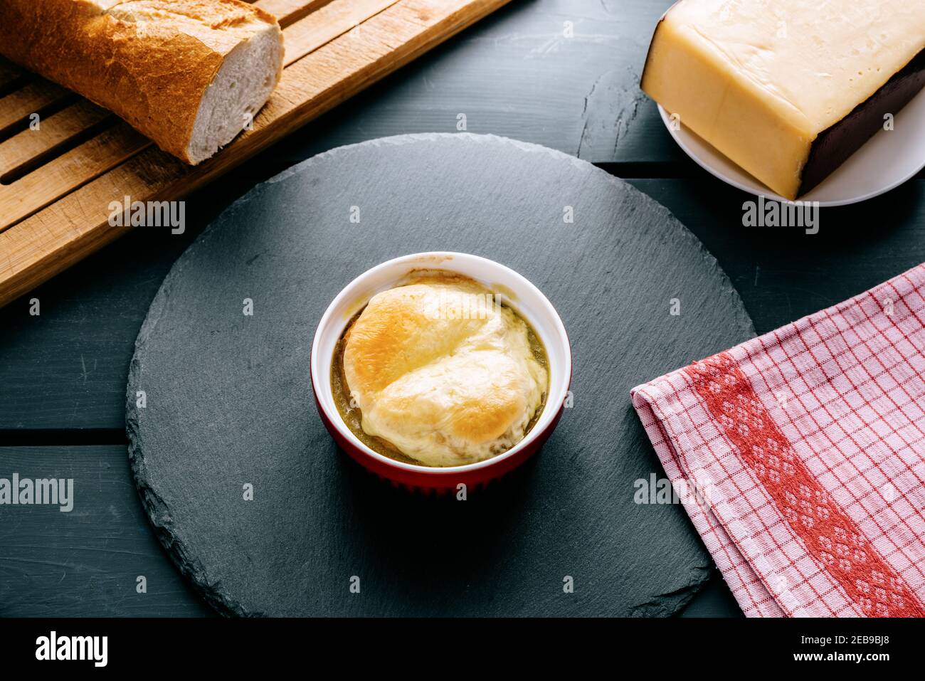 Soupe à l'oignon cuite à la baguette et au fromage Banque D'Images