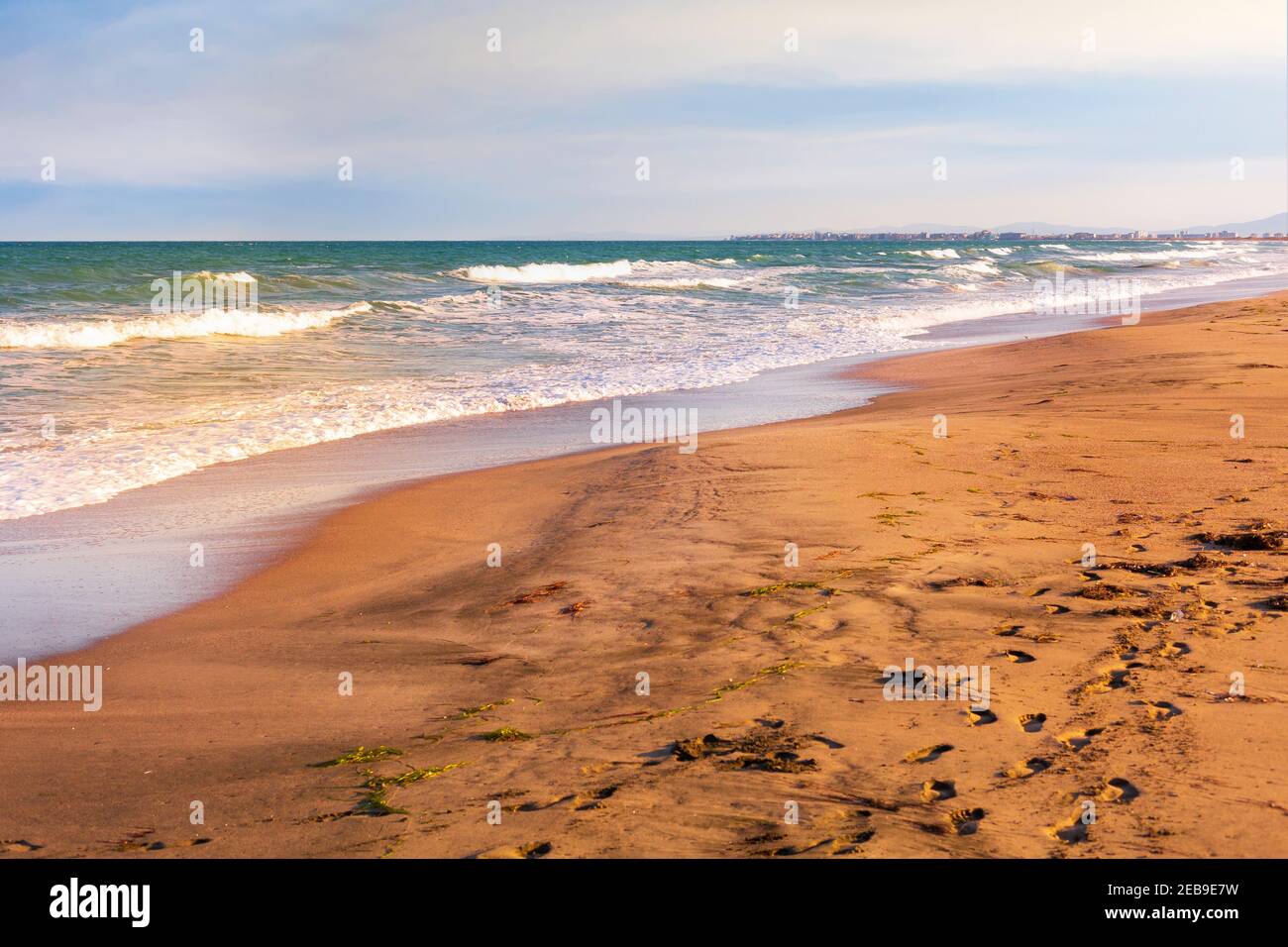 Coucher de soleil sur la plage de sable sur la flèche entre Pomorie et Aheloy, Bulgarie Banque D'Images