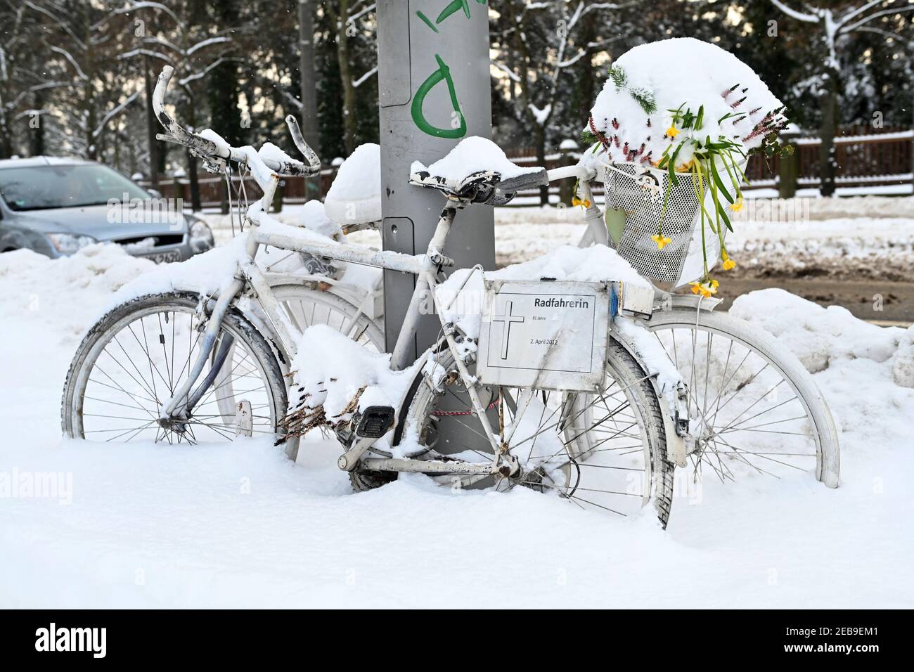 Leipzig, Allemagne. 09e février 2021. Neigé, deux vélos blancs apparaissent dans la neige blanche, ce qui rappelle les accidents de la circulation impliquant des cyclistes qui se produisent principalement aux intersections lorsque Trucks Tournez à droite. Credit: Volkmar Heinz/dpa-Zentralbild/ZB/dpa/Alay Live News Banque D'Images